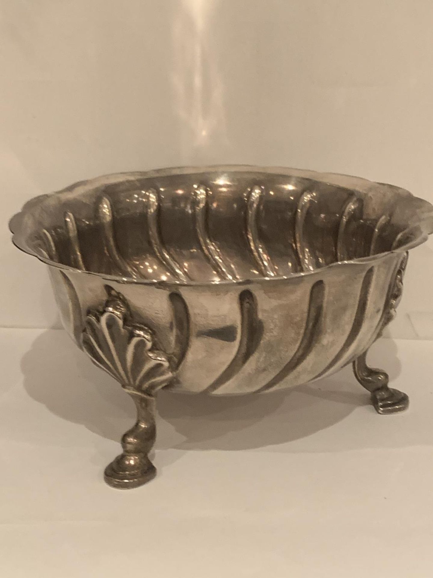 A HALLMARKED LONDON SILVER FOOTED BOWL GROSS WEIGHT 197 GRAMS - Image 3 of 5