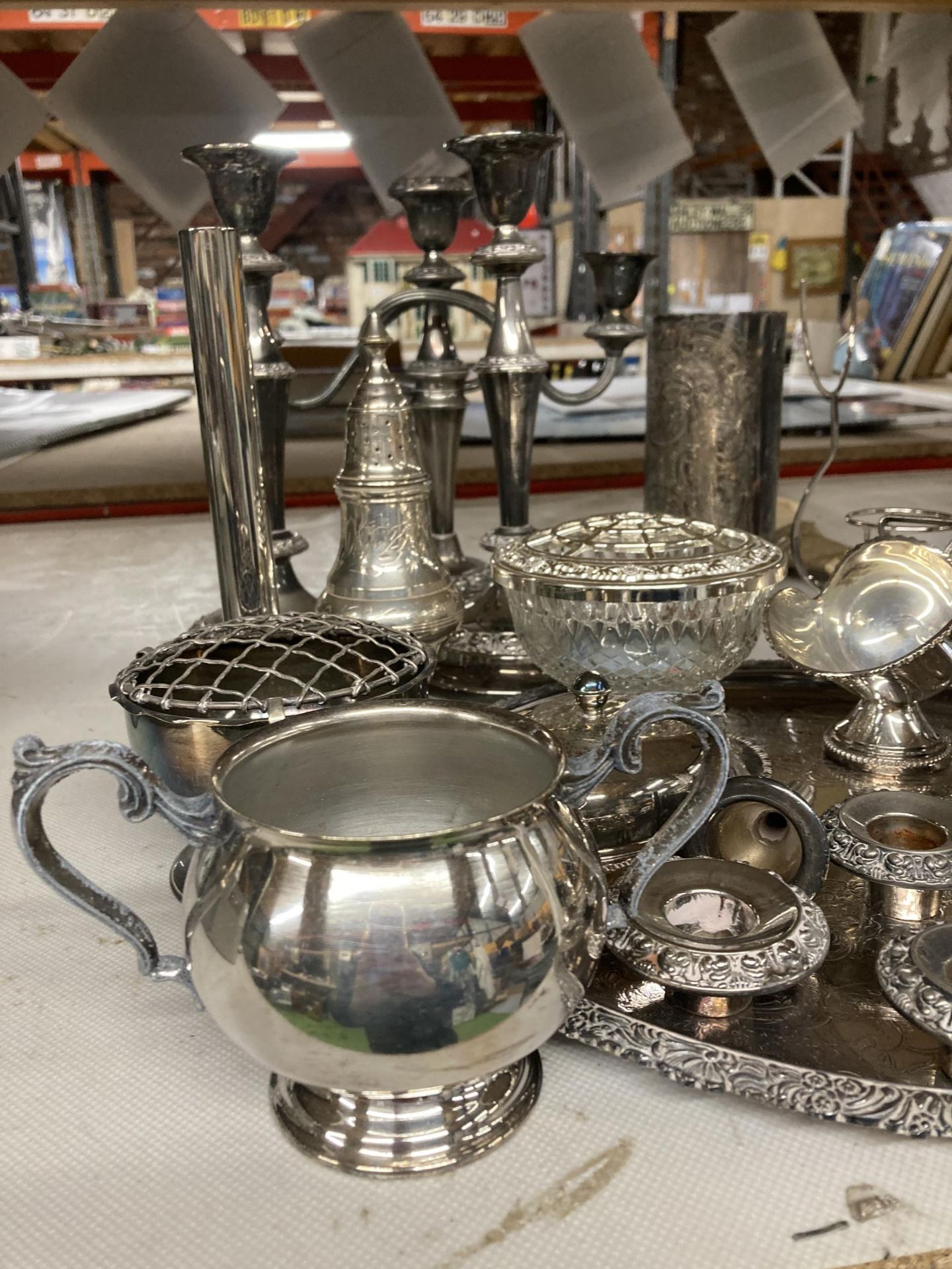 A LARGE QUANTITY OF SILVER PLATED ITEMS TO INCLUDE A CANDLEABRA, CANDLESTICKS, TRAY, ROSE BOWLS, - Image 4 of 4