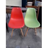 PAIR OF MODERN DESIGN RETRO PLASTIC DINING CHAIRS