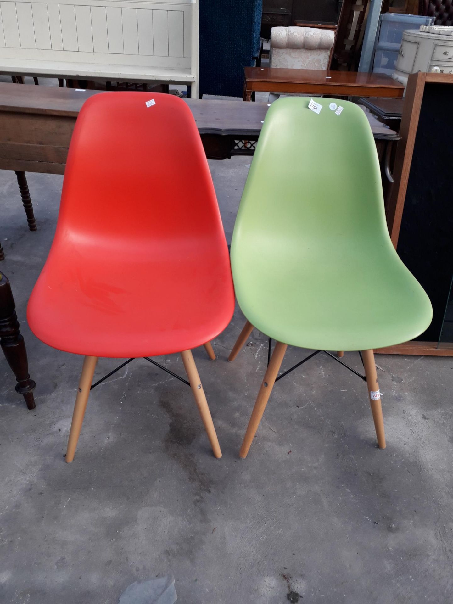 PAIR OF MODERN DESIGN RETRO PLASTIC DINING CHAIRS