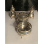 A HALLMARKED BIRMINGHAM SILVER CRUET SET WITH TWO SPOONS GROSS WEIGHT 133.7 GRAMS