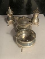 A HALLMARKED BIRMINGHAM SILVER CRUET SET WITH TWO SPOONS GROSS WEIGHT 133.7 GRAMS