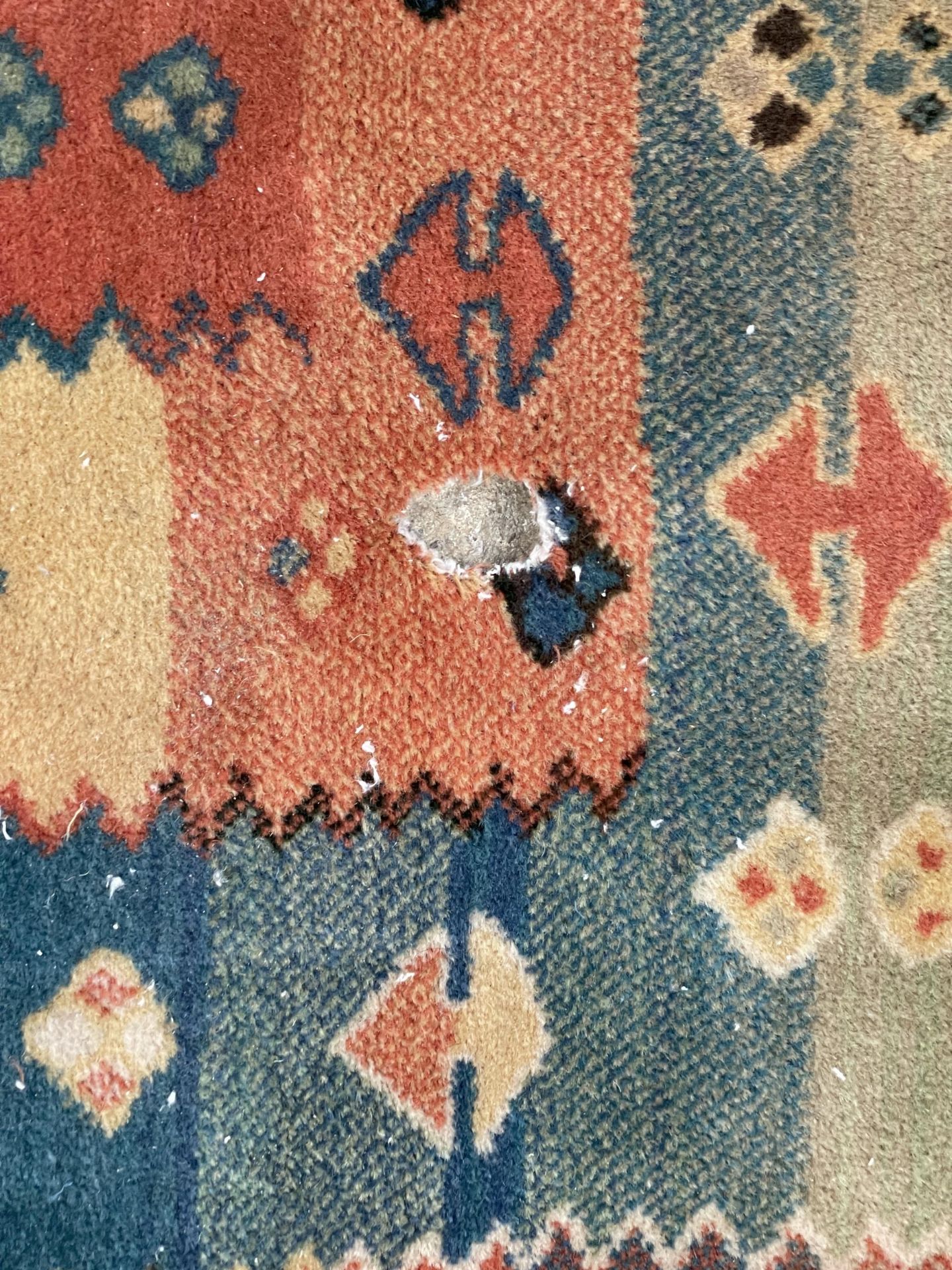 A BLUE AND RED PATTERNED RUG - Image 4 of 4