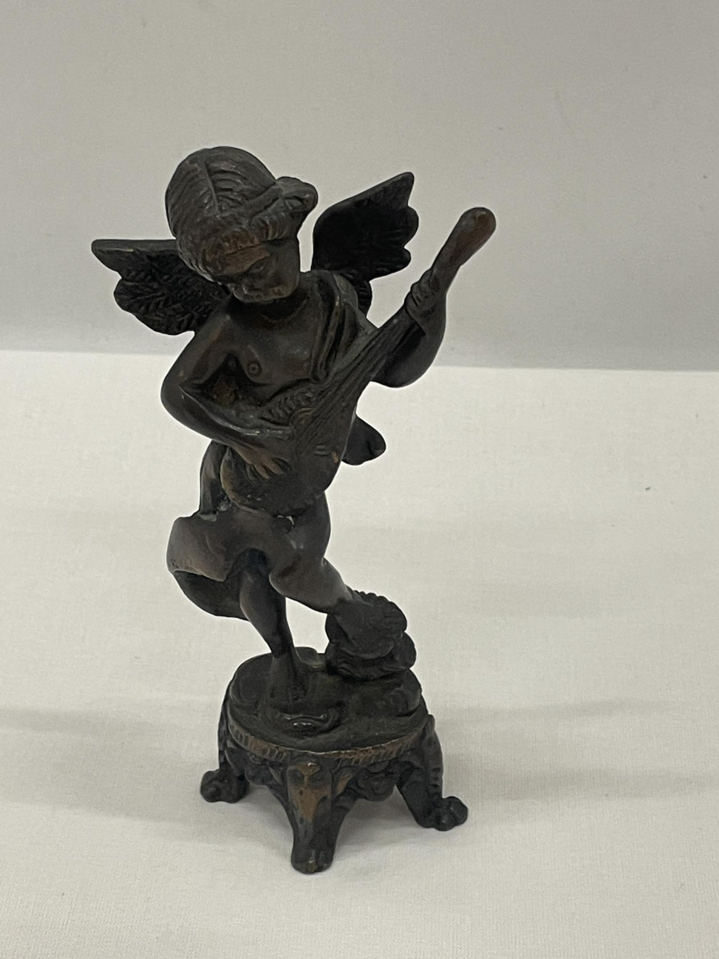A PAIR OF BRONZE CHERUBS ONE PLAYING A LUTE AND ONE A FLUTE APPROXIMATELY 6 INCHES TALL - Bild 2 aus 4