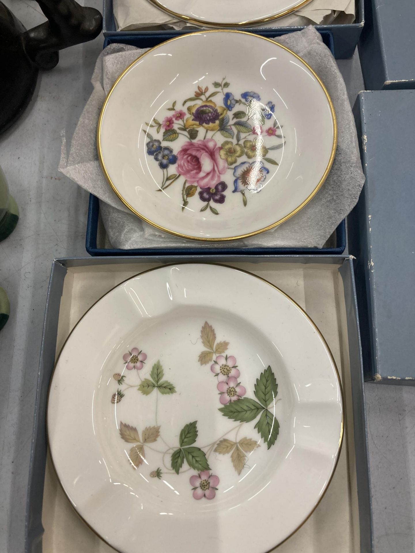 A MIXED LOT OF ITEMS TO INCLUDE CONTINENTAL STYLE FIGURES, POOLE OWL, ROYAL DOULTON CABINET PLATES - Bild 14 aus 17