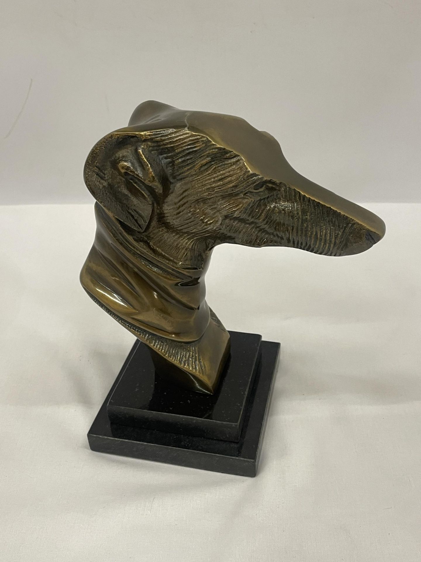 A BRONZE BUST OF A GREYHOUND HEAD ON A MARBLE BASE - Image 2 of 3