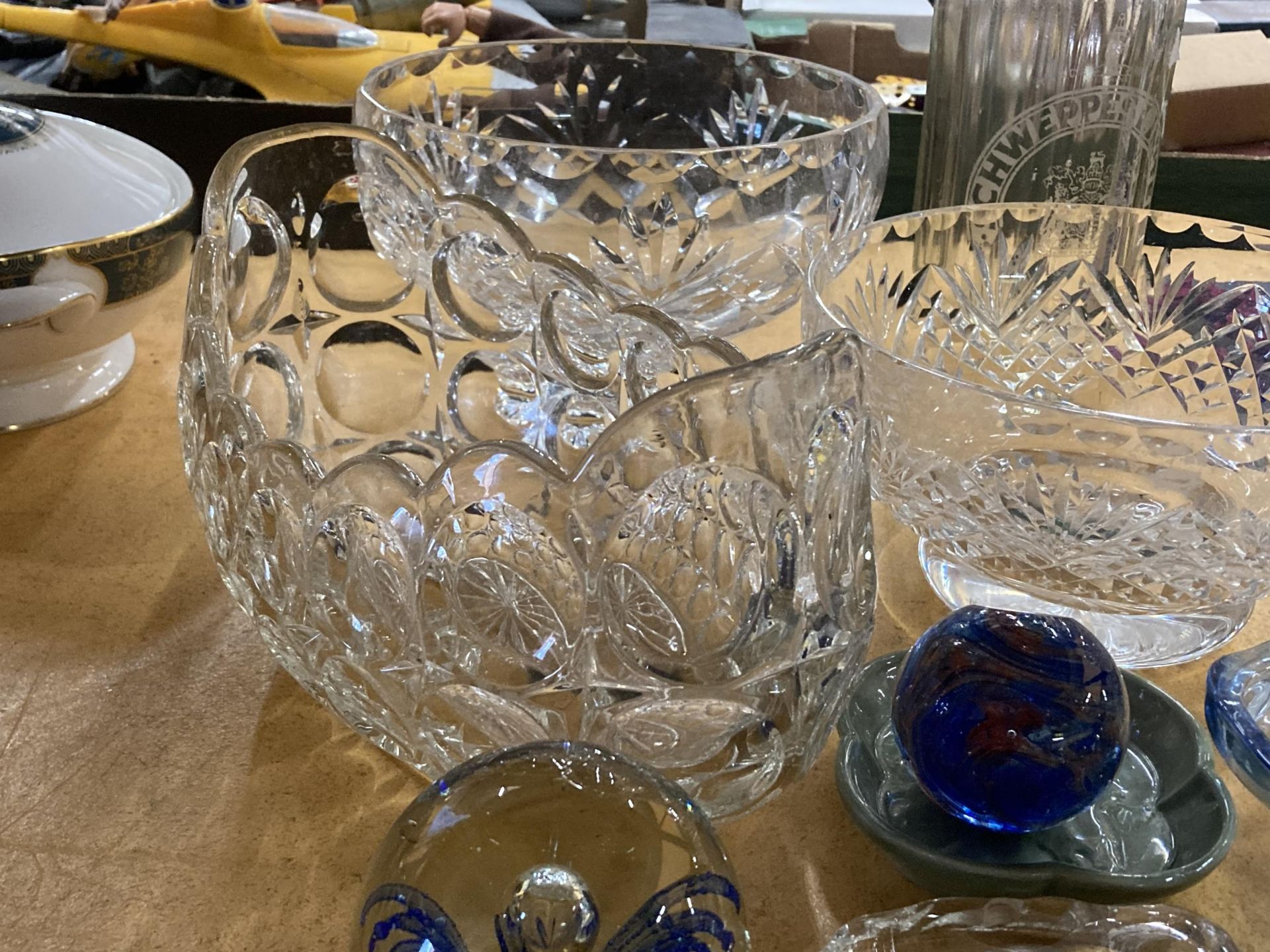 A MIXED LOT OF GLASSWARE TO INCLUDE CUT GLASS FRUIT BOWLS, BLUE ART GLASS CANDLE HOLDERS, SODA - Image 4 of 4