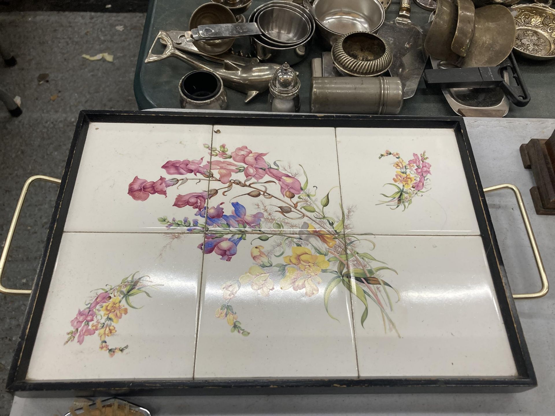 A GROUP OF EMBROIDERED DRESSING TABLE ITEMS AND TILE DESIGN TRAY - Image 4 of 4