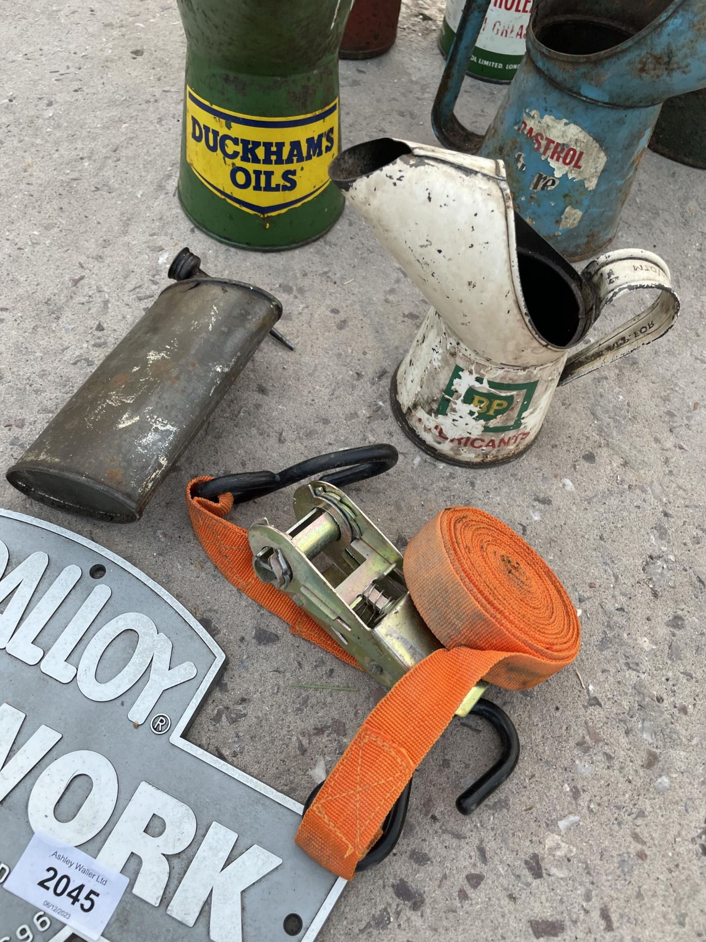 AN ASSORTMENT OF VINTAGE OIL CANS AND A METAL SIGN ETC - Bild 3 aus 3