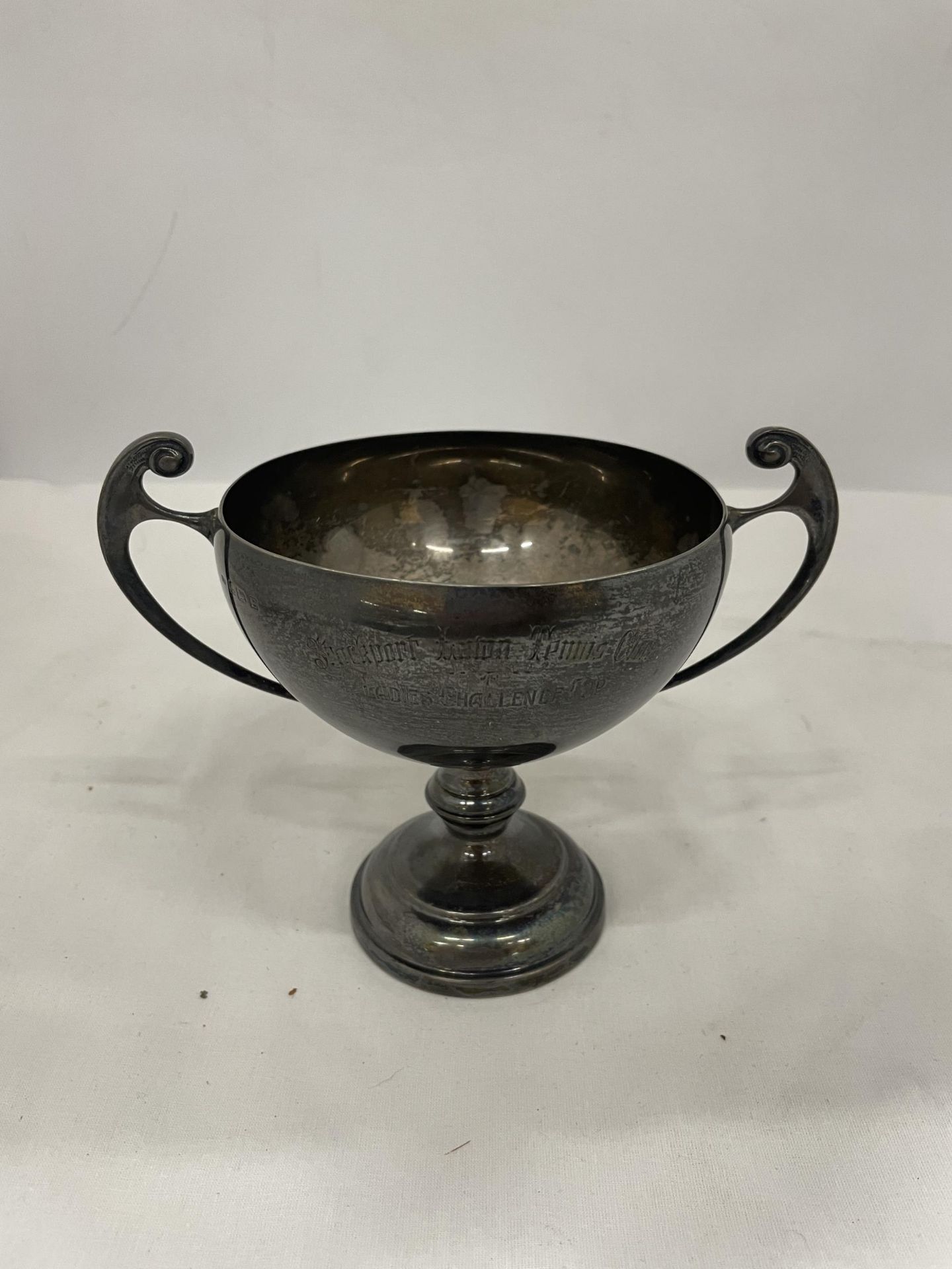 A HALLMARKED BIRMINGHAM SILVER TROPHY ENGRAVED FROM 1930 GROSS WEIGHT 273 GRAMS - Image 2 of 5