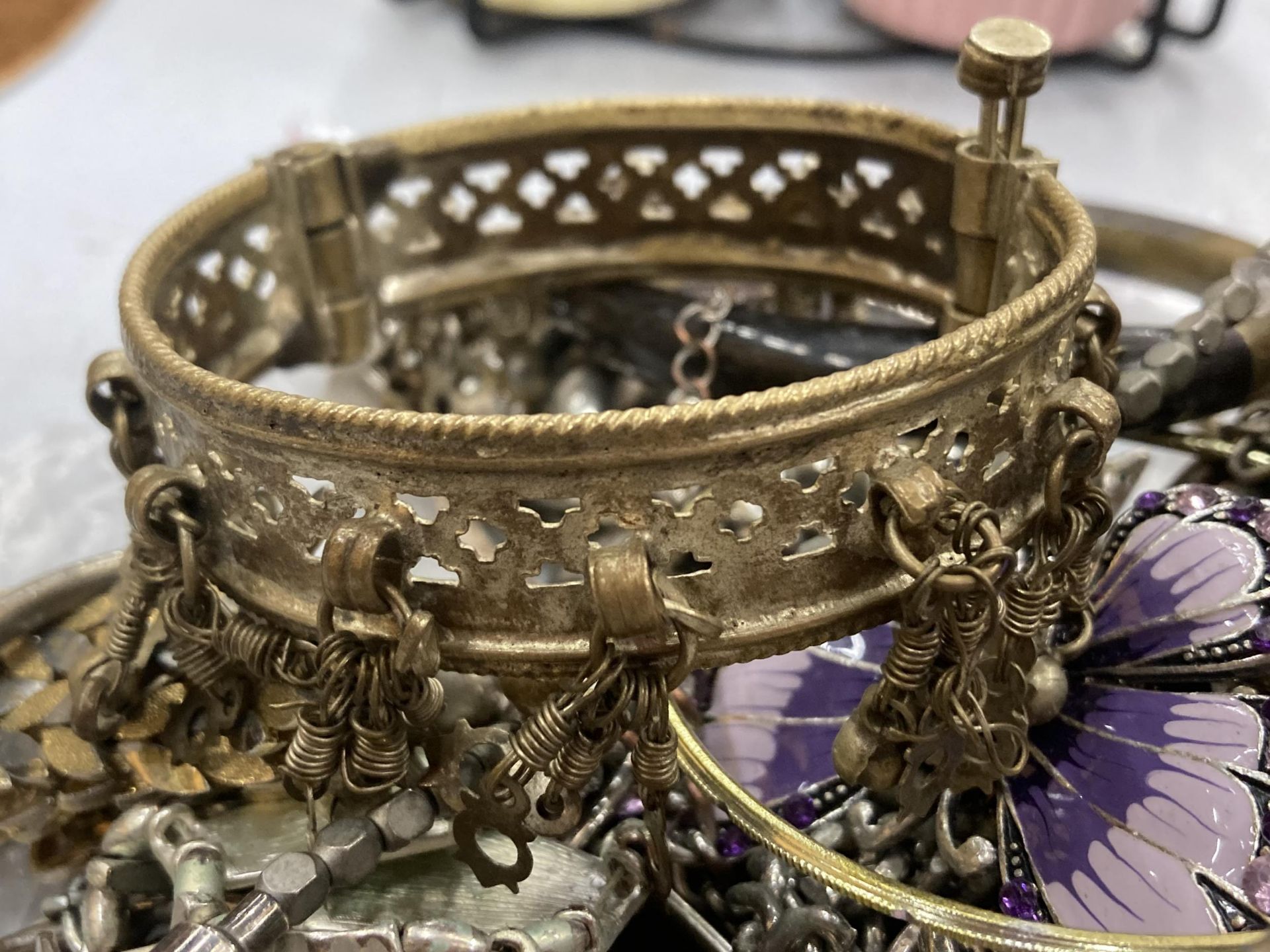 A GROUP OF COSTUME JEWELLERY BRACELETS AND BANGLES ETC - Image 3 of 5