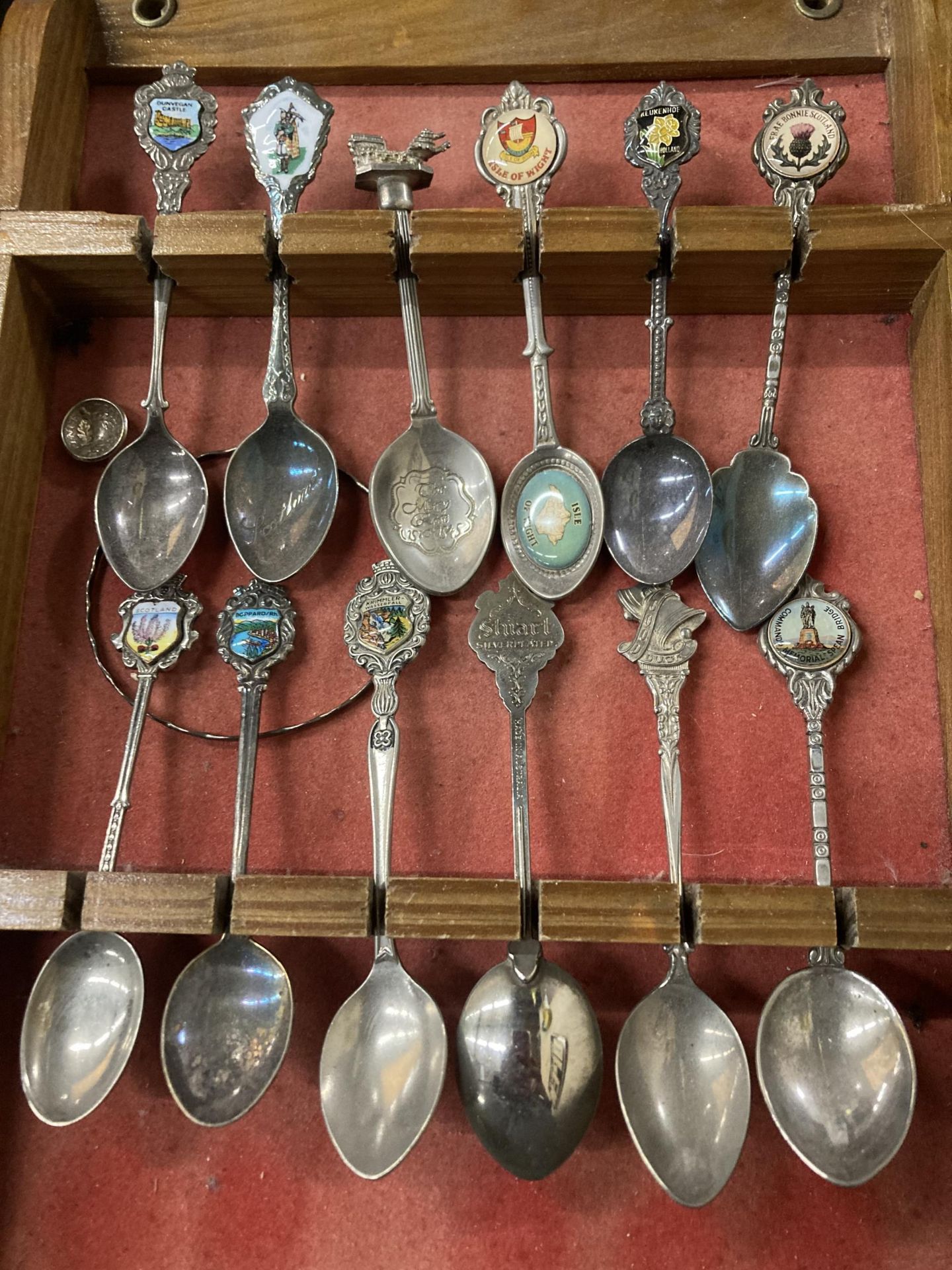 THREE VINTAGE DISPLAY CASES CONTAINING ASSORTED COLLECTABLE SILVER PLATED TEASPOONS - Image 2 of 6