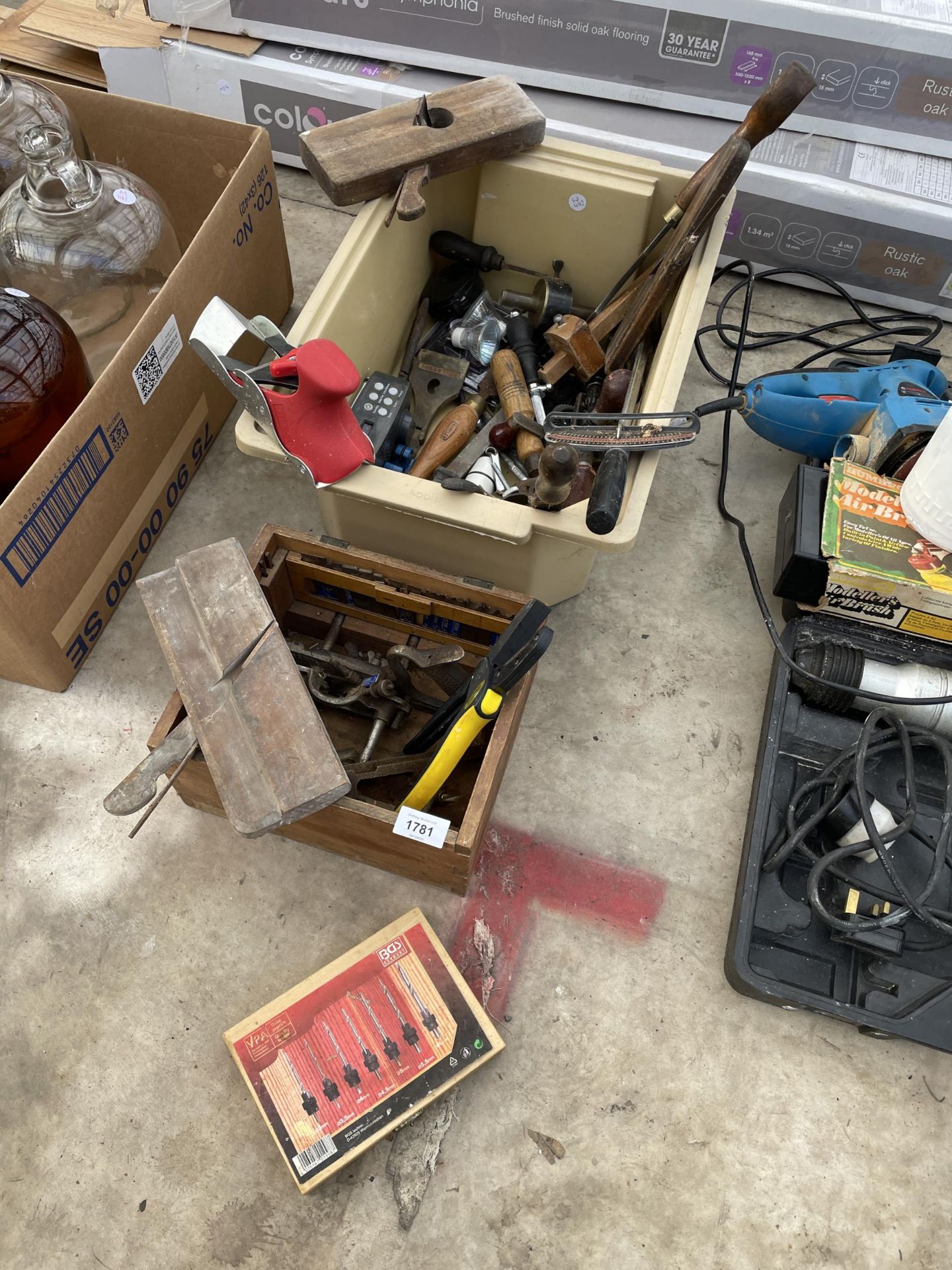 AN ASSORTMENT OF HAND TOOLS TO INCLUDE A WOOD PLANE, CHISELS AND A BRACE DRILL ETC