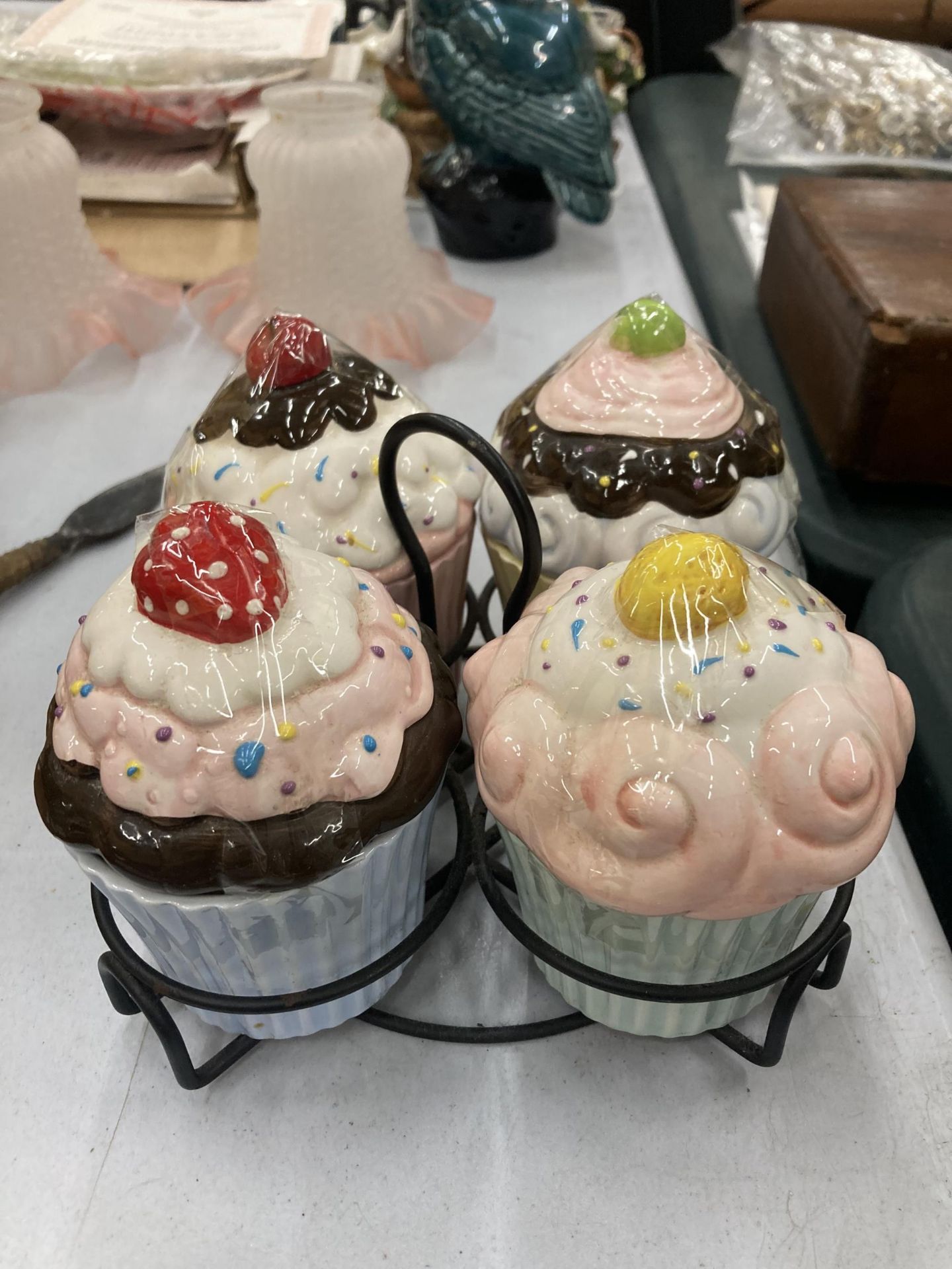 FOUR POTTERY CUP CAKES AND STAND