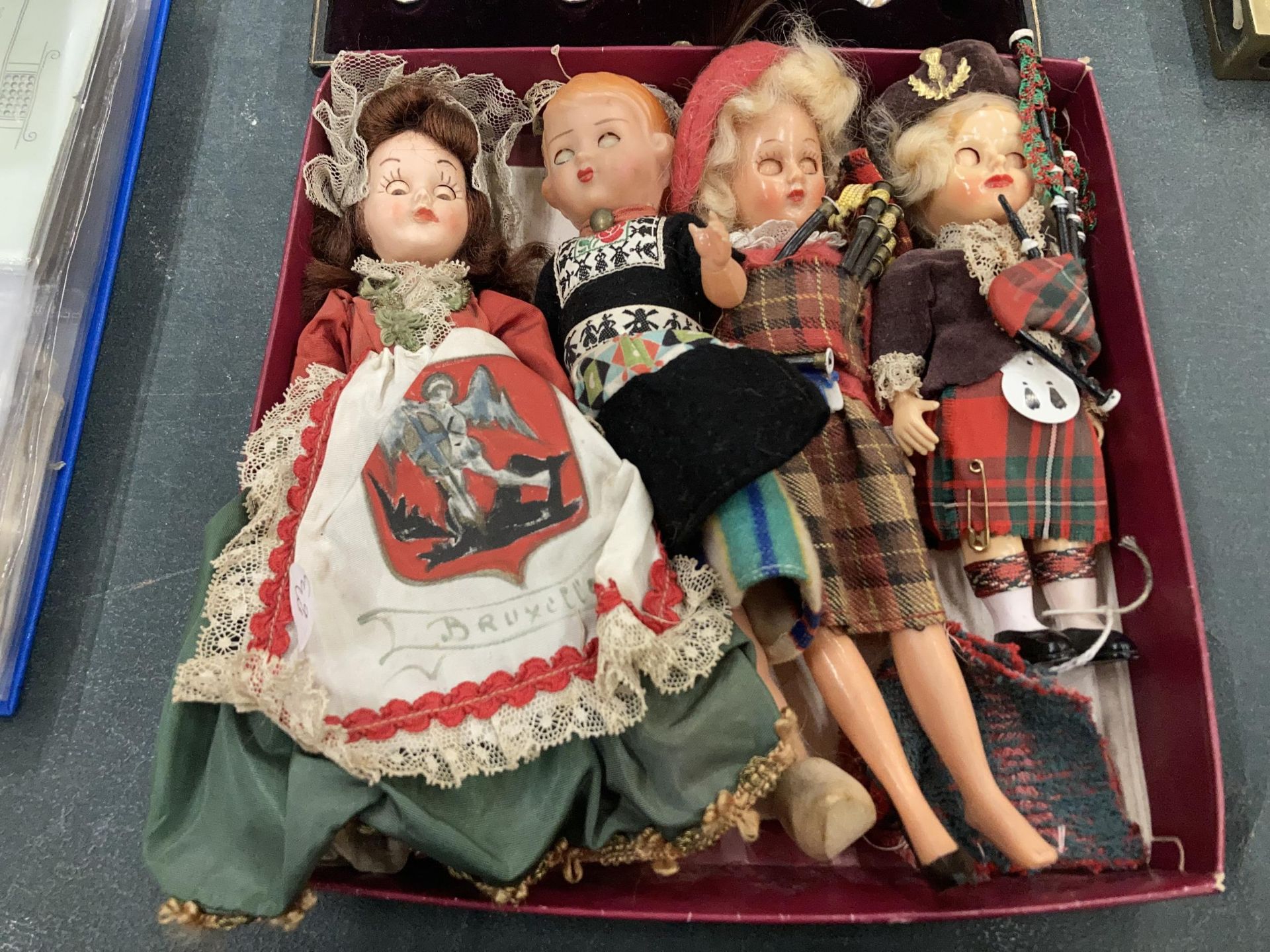 A COLLECTION OF VINTAGE DOLLS