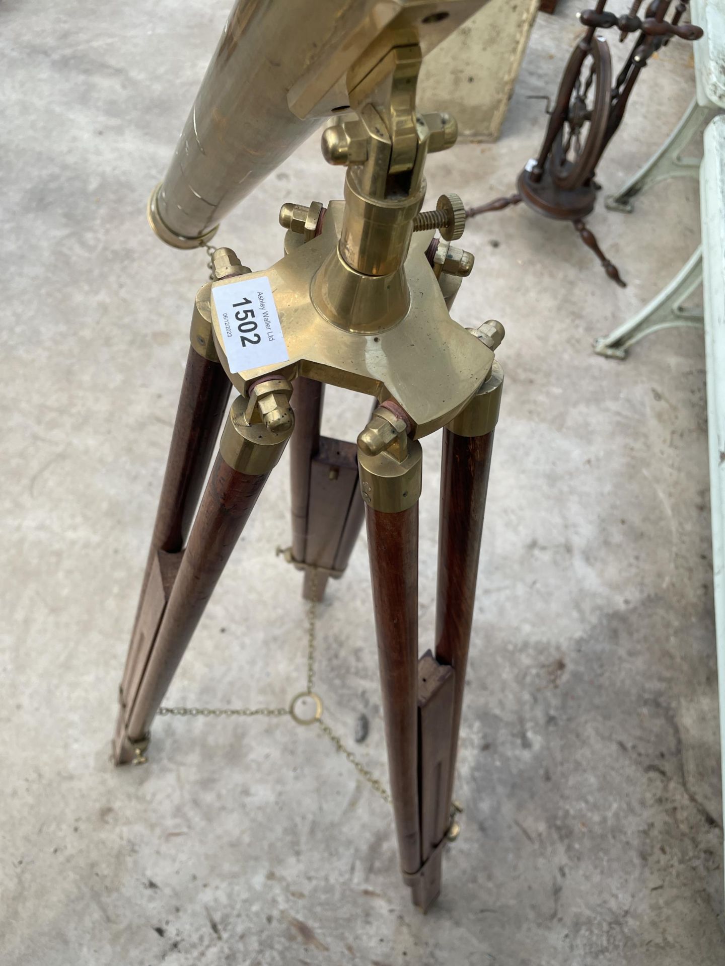 A VINTAGE BRASS TELESCOPE WITH WOODEN TRIPOD STAND - Image 3 of 7