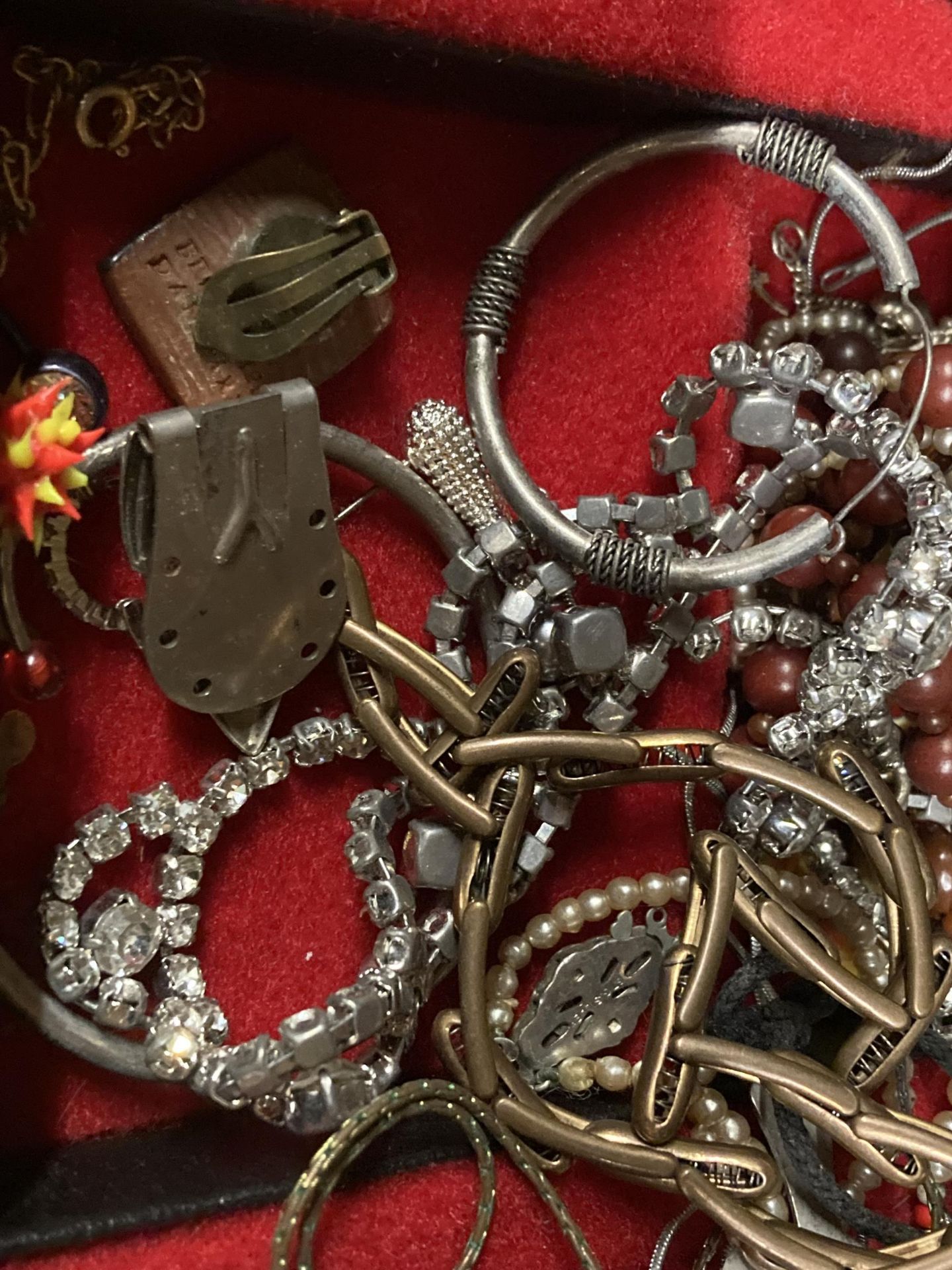 A QUANTITY OF COSTUME JEWELLERY TO INCLUDE NECKLACES, BROOCHES, BRACELETS, ETC PLUS TWO BOXED - Image 7 of 9