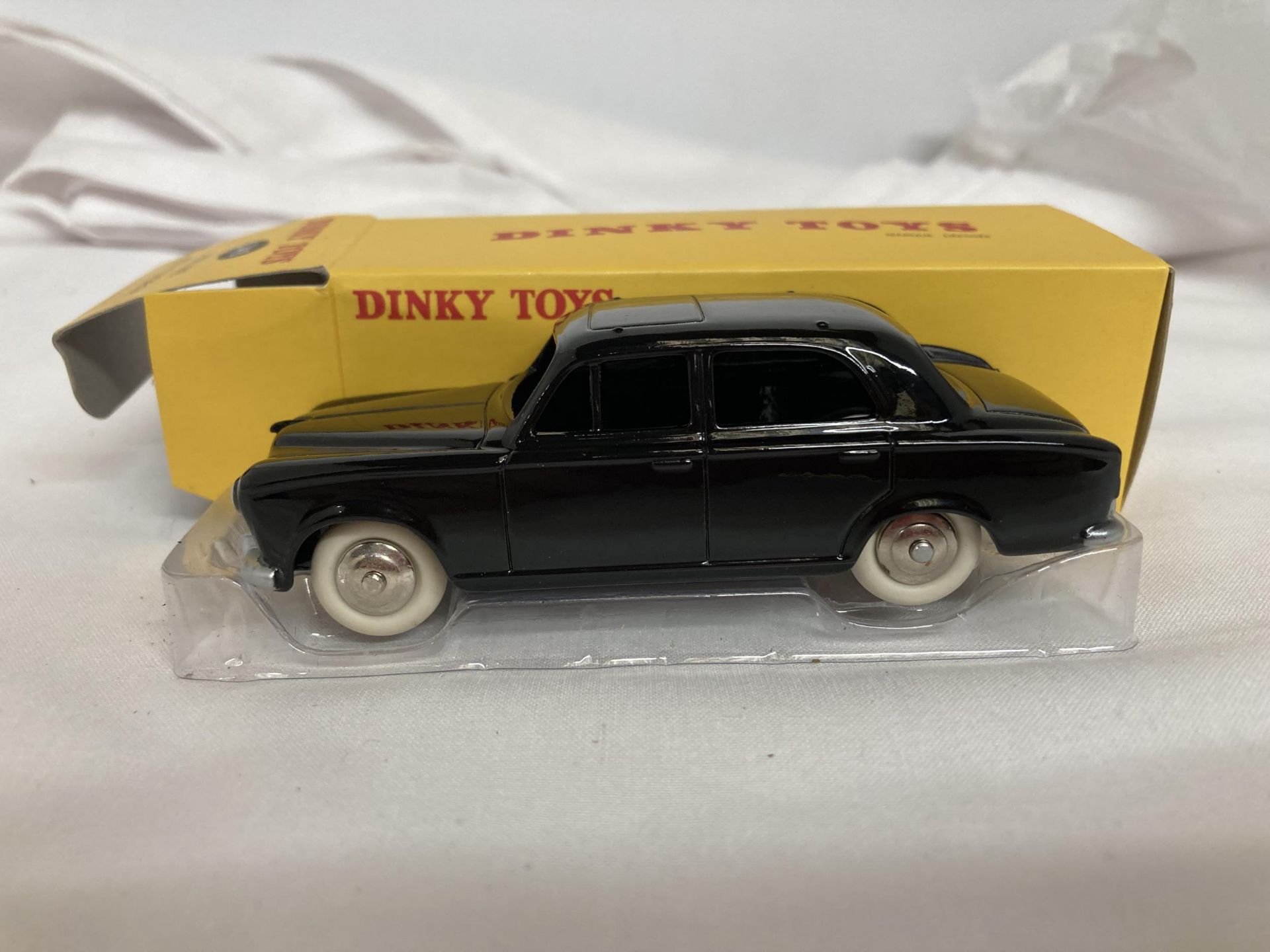 FOUR ATLAS DINKY MODELS (MINT AND BOXED) NO. 532 - LINCOLN PREMIERE - NO. 555 - A FORD - Image 5 of 6