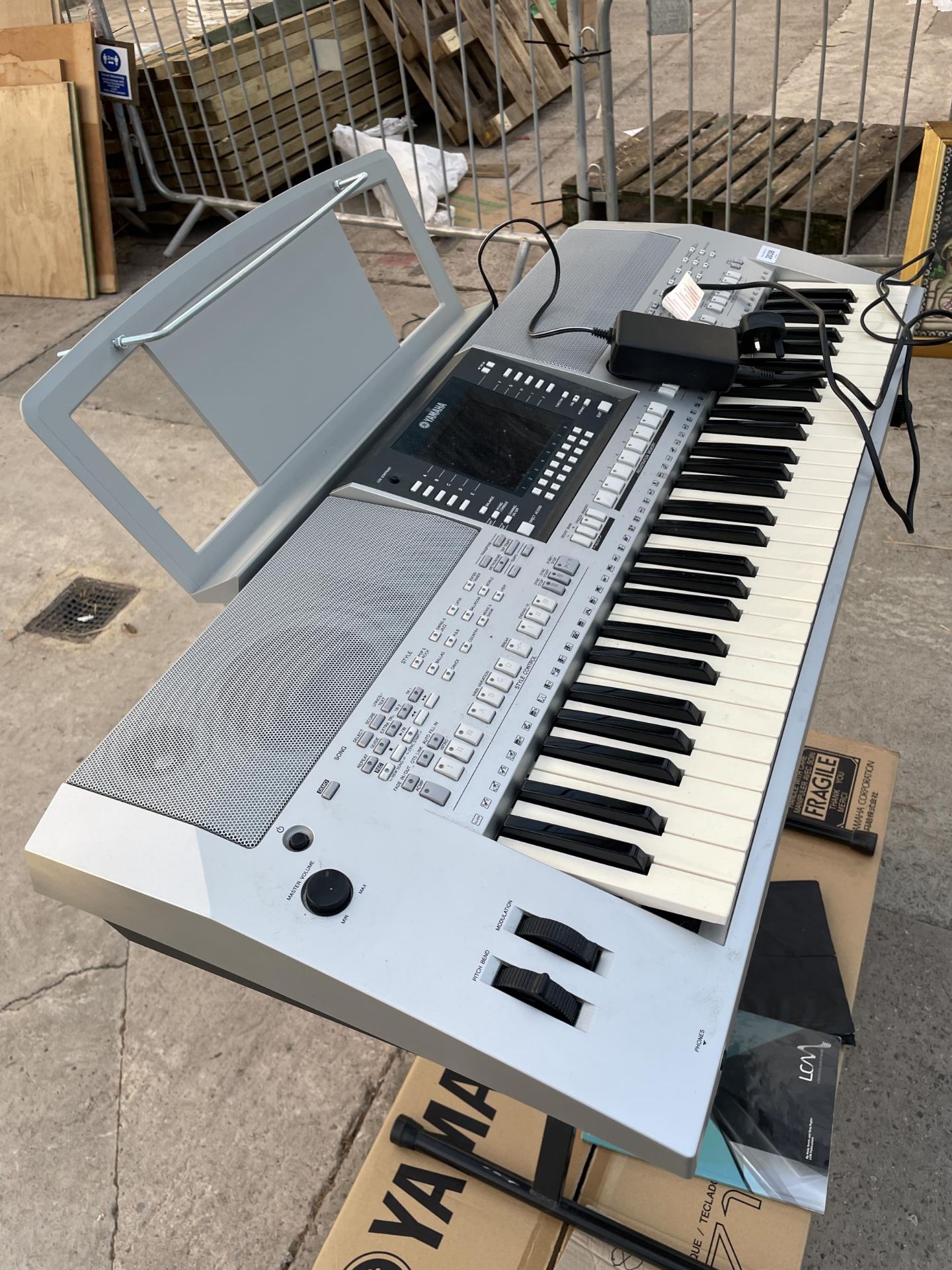 A YAMAHA ELECTRIC KEYBOARD WITH BOX - Image 2 of 4