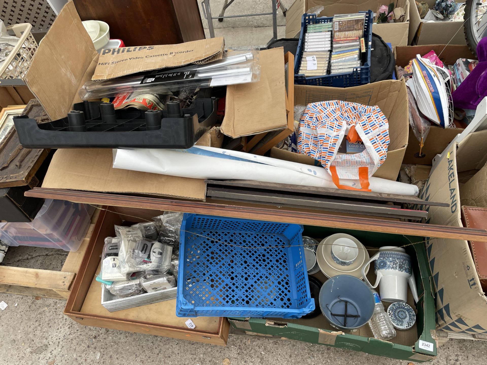 AN ASSORTMENT OF HOUSEHOLD CLEARANCE ITEMS