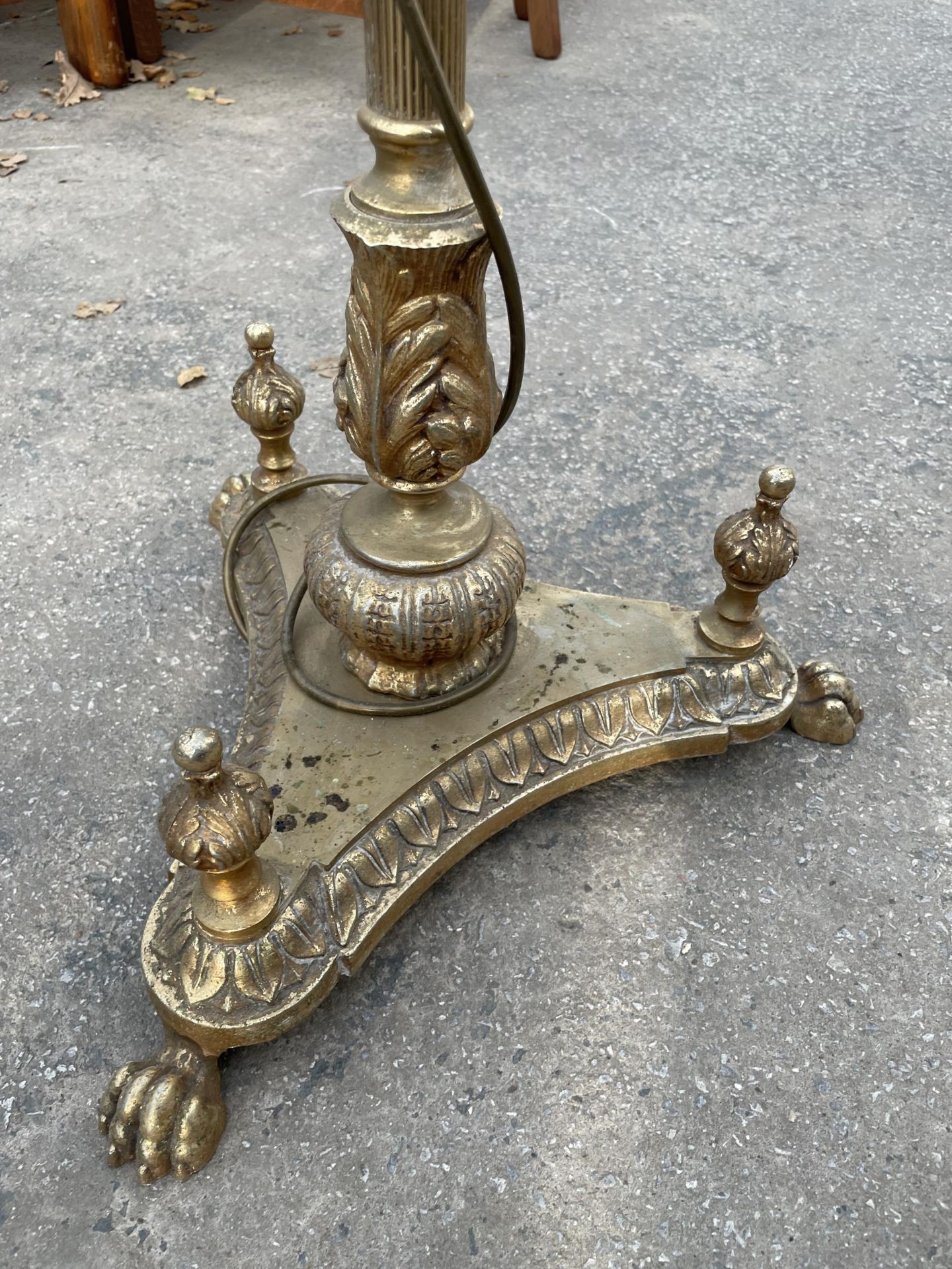 A METALWARE STANDARD LAMP ON CLAW FEET - Bild 5 aus 6