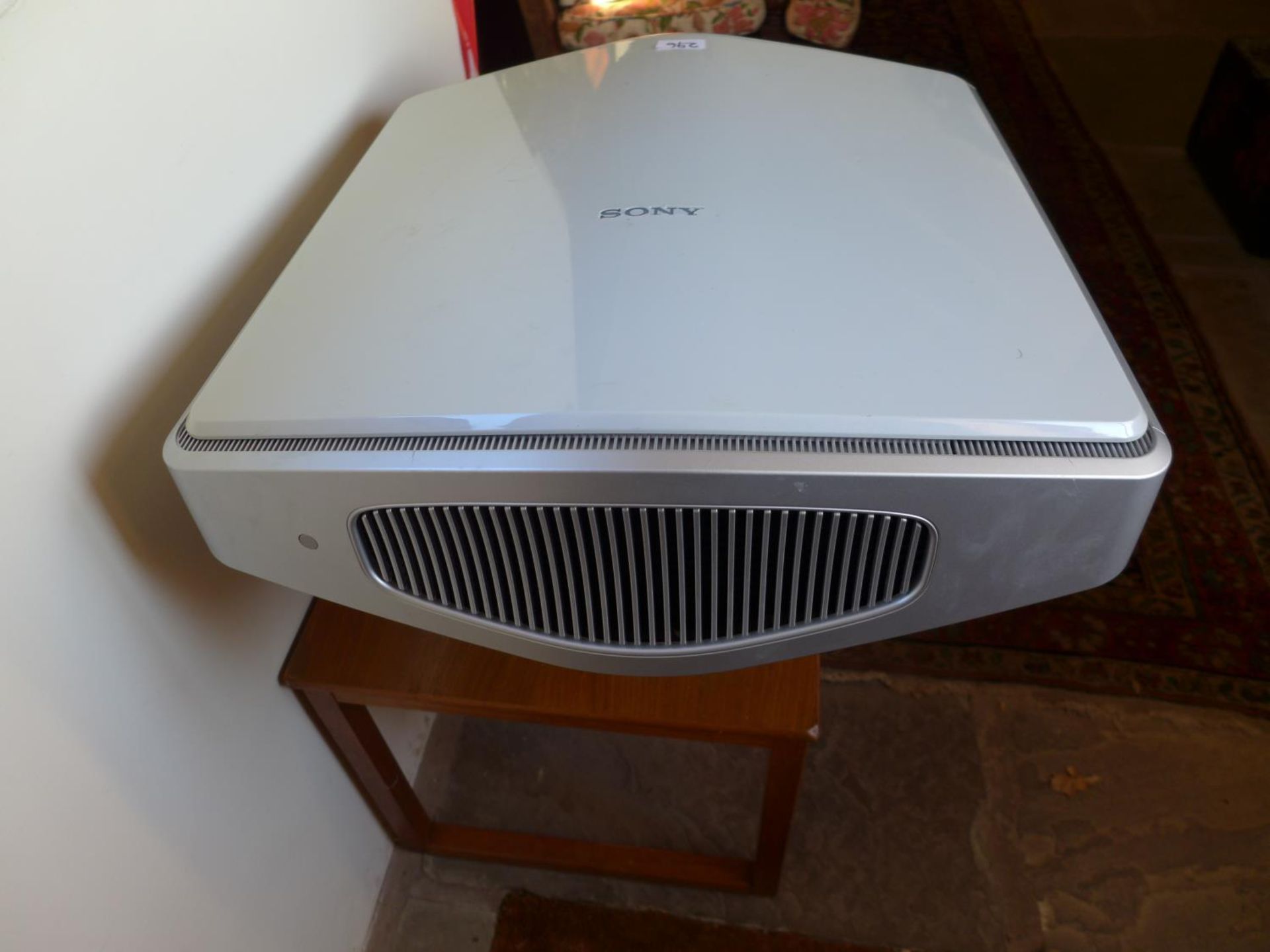 A SONY VPL-VW100 SXRD HOME CINEMA PROJECTOR, 1080P, LAMP 2337 HOURS, REMOTE CONTROL, POWER CABLE, - Image 5 of 8