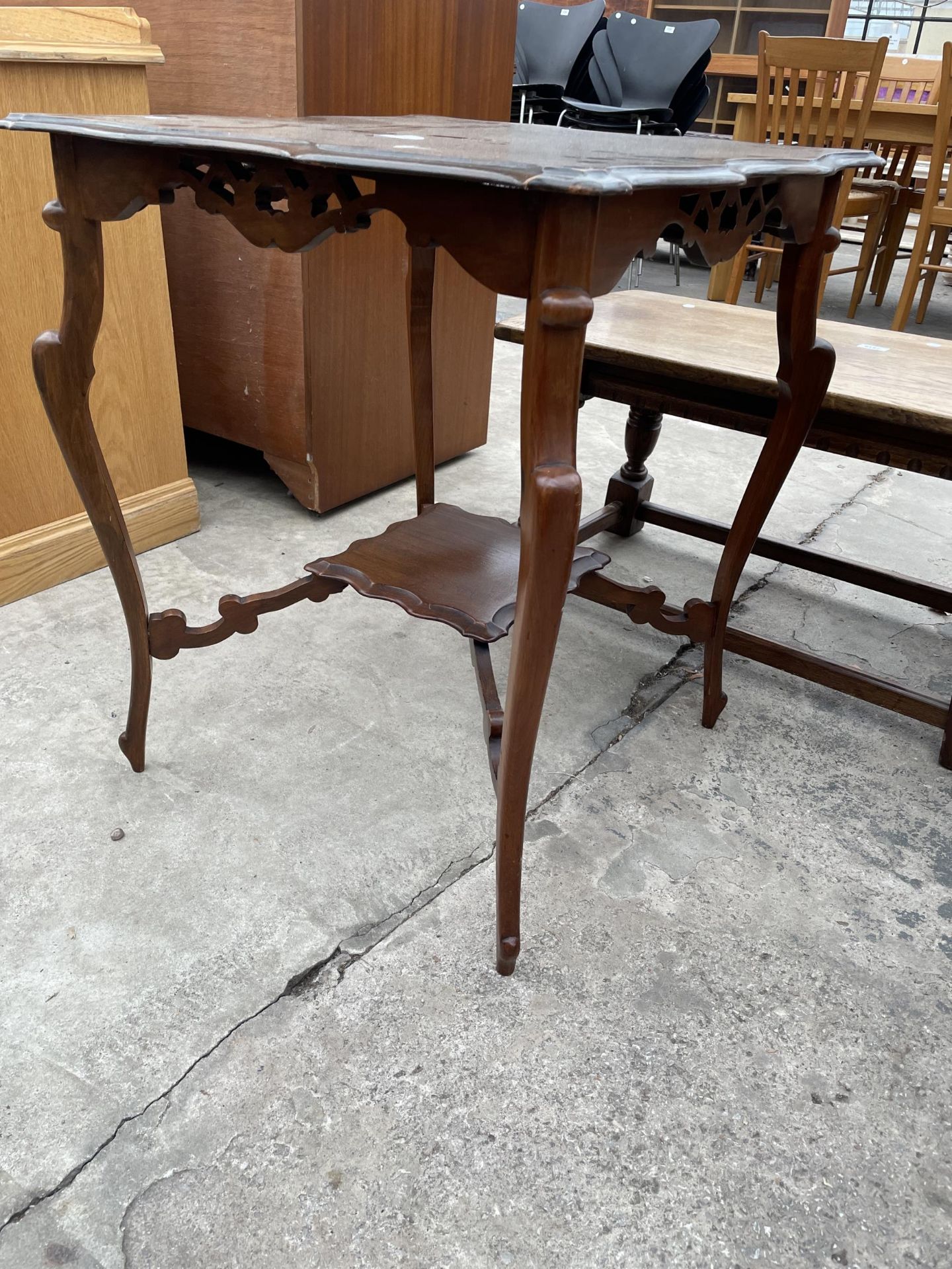 AN EDWARDIAN MAHOGANY TWO TIER CENTRE TABLE, 24" SQUARE - Image 2 of 3