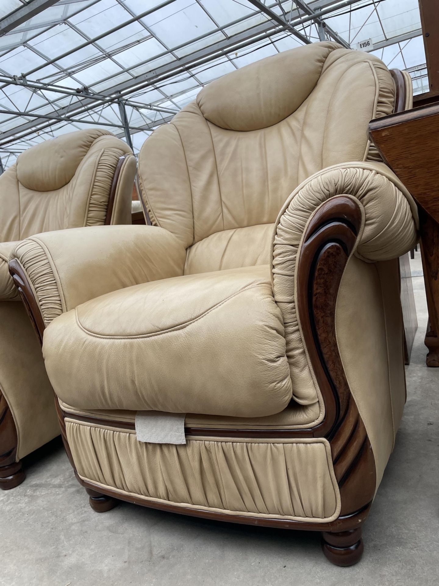 A PAIR OF 'FLORENCE COLLECTIONS' (MADE IN ITALY) CREAM LEATHER EASY CHAIRS, ON TURNED LEGS - Image 2 of 3