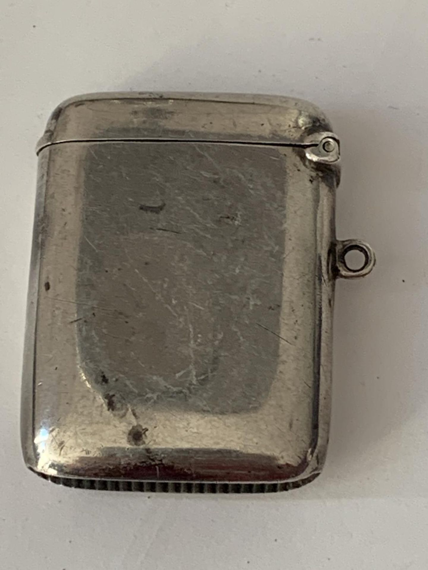 A HALLMARKED BIRMINGHAM SILVER VESTA CASE - Image 2 of 3