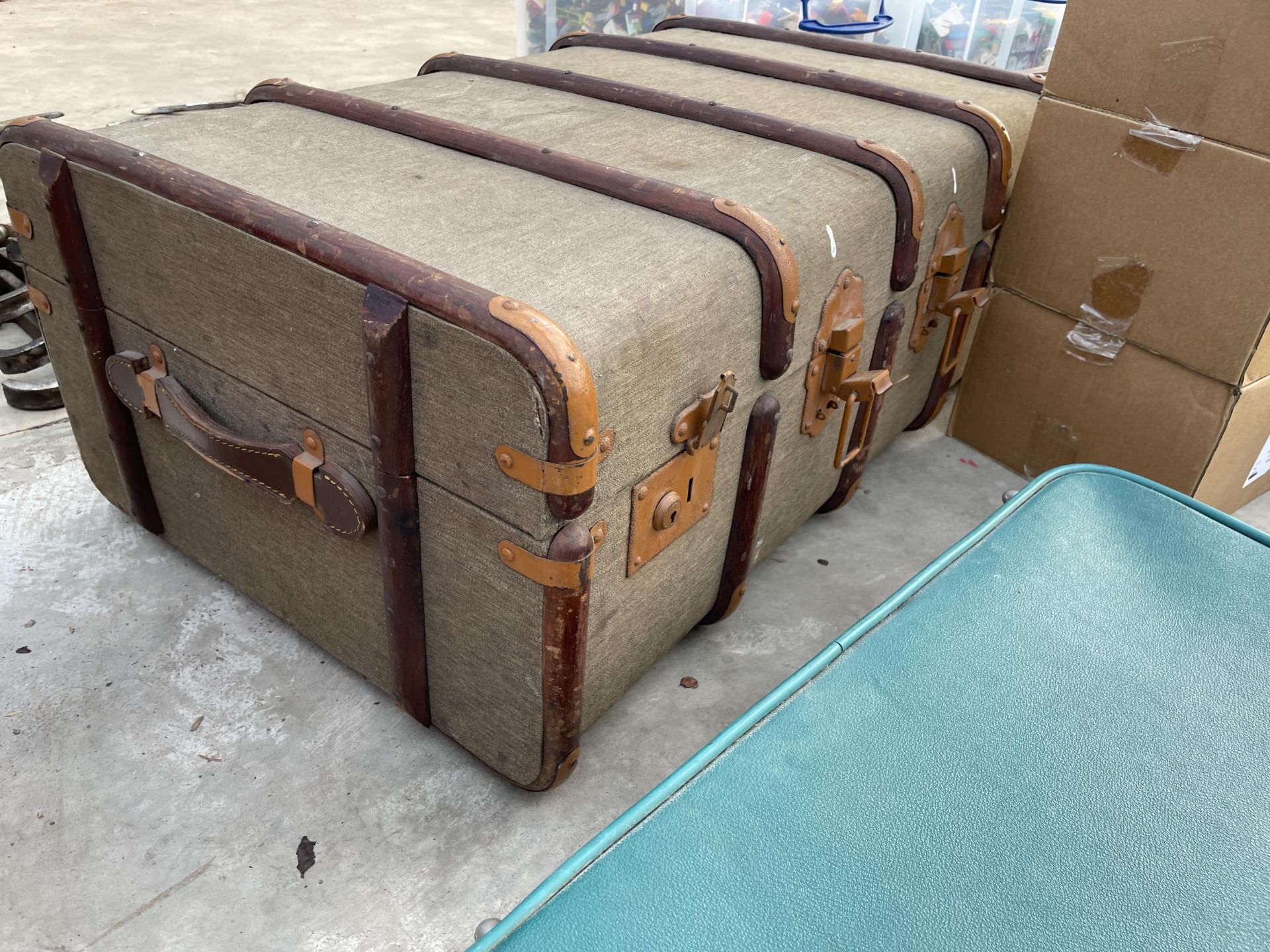 A LARGE VINTAGE TRAVEL TRUNK AND A RETRO SUITCASE - Image 3 of 6