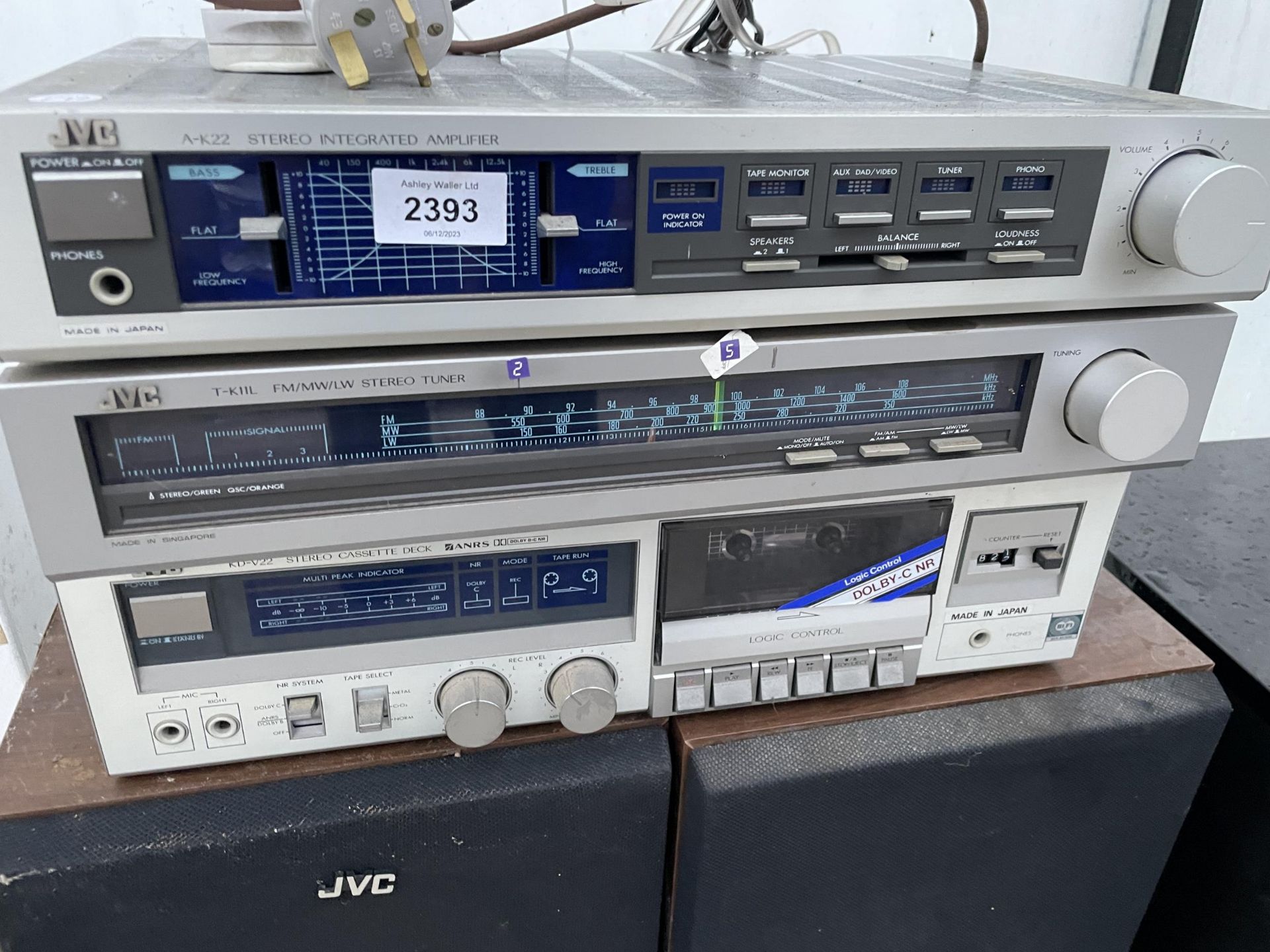 AN ASSORTMENT OF JVC STEREO EQUIPMENT TO INCLUDE A PAIR OF SPEAKERS - Image 2 of 2