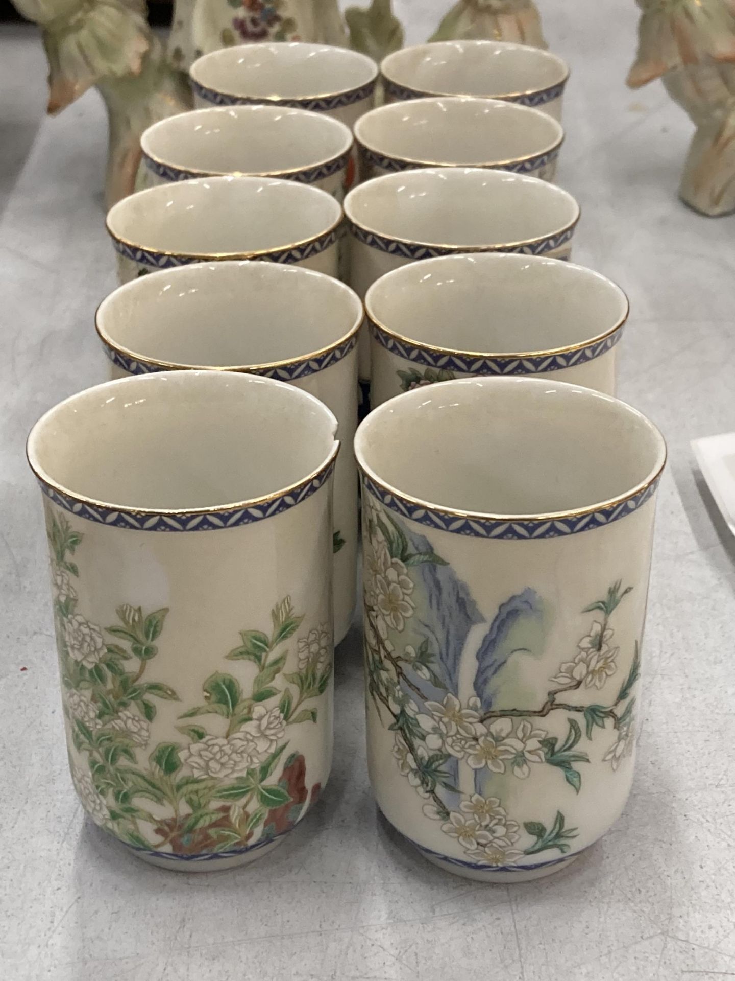 A SET OF TWELVE JAPANESE CUPS - Image 2 of 4