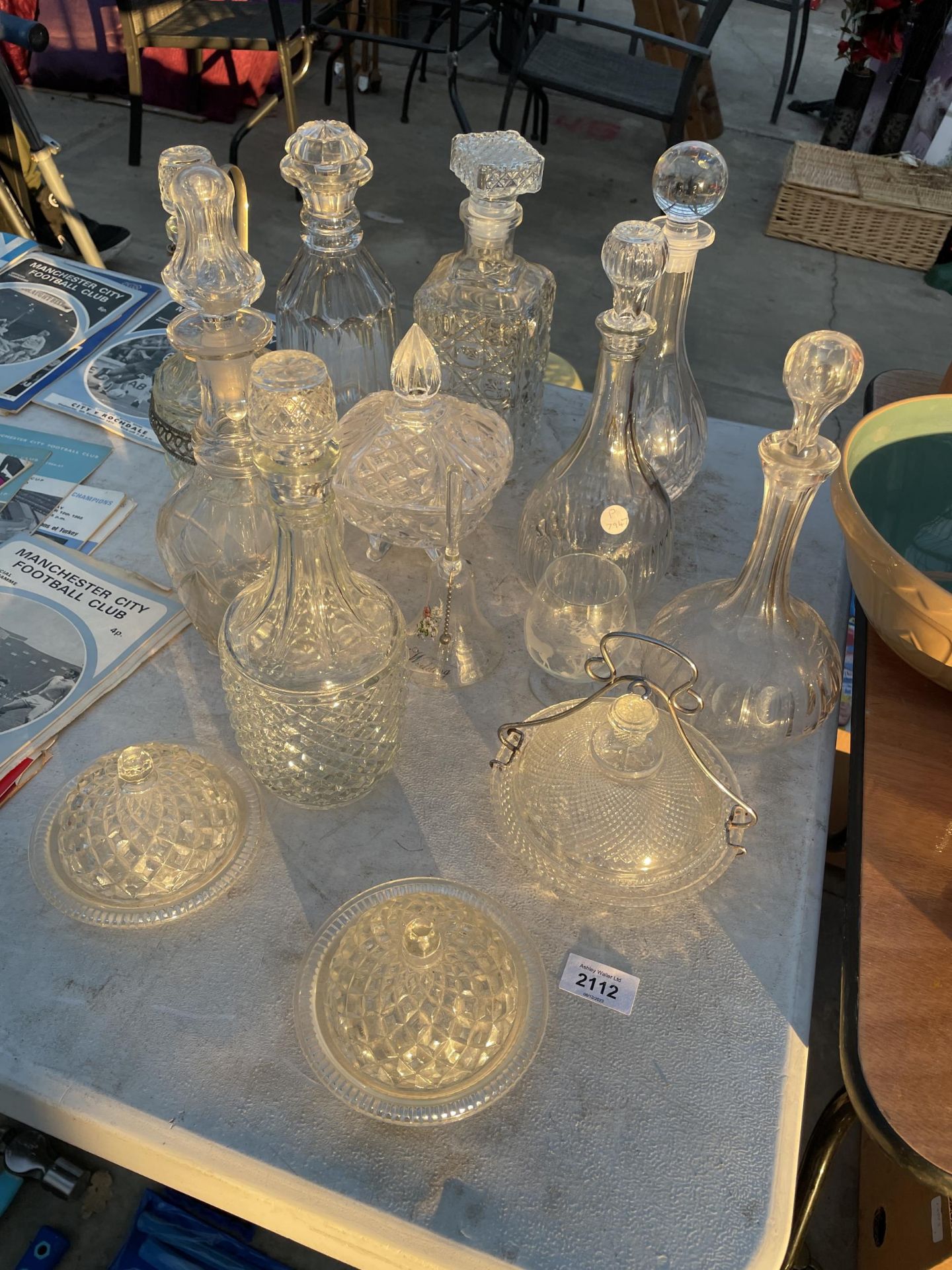 AN ASSORTMENT OF GLASS WARE TO INCLUDE DECANTORS AND BOWLS ETC