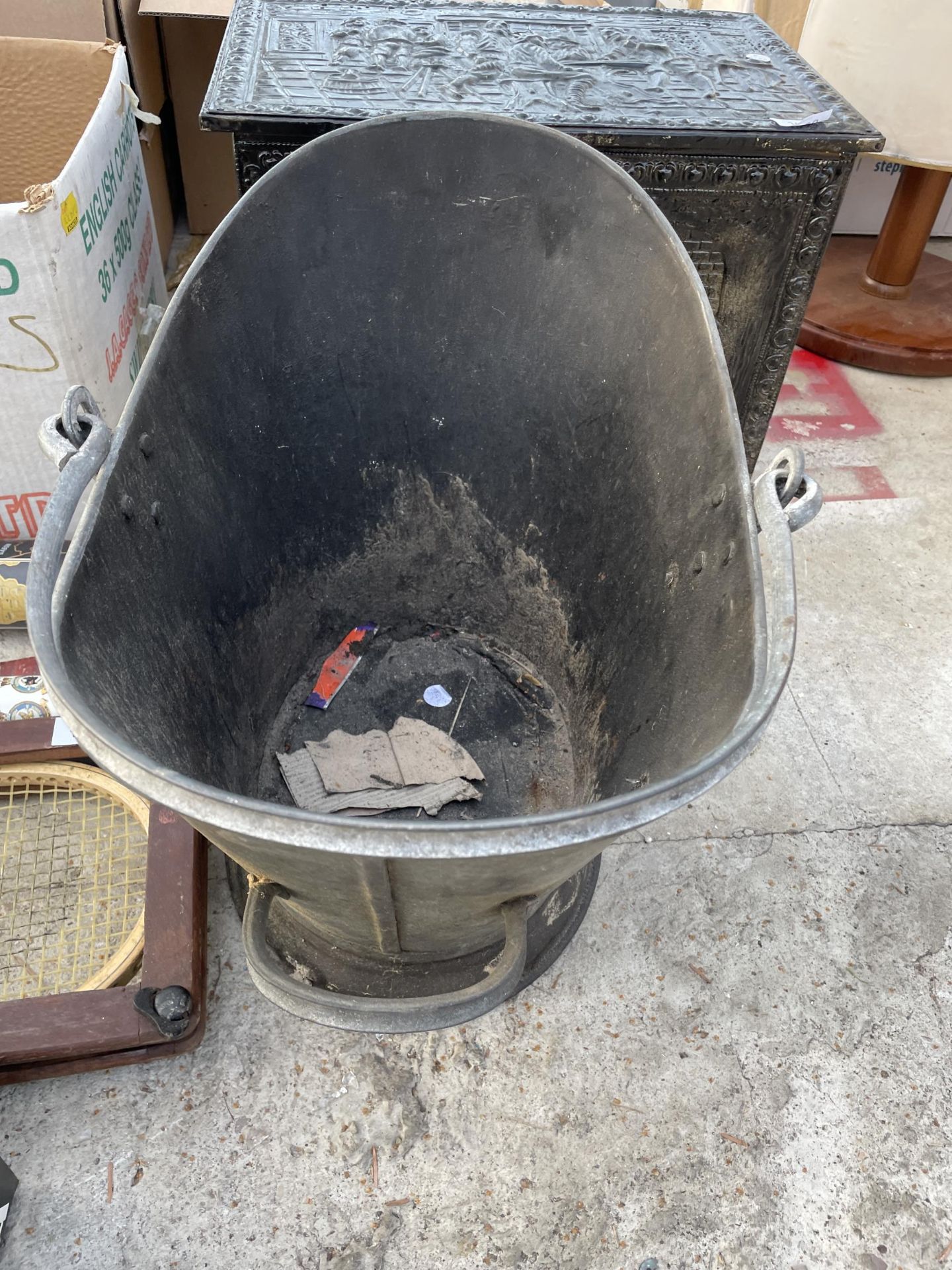 A COAL BOX AND A GALVANISED COAL BUCKET - Bild 3 aus 3