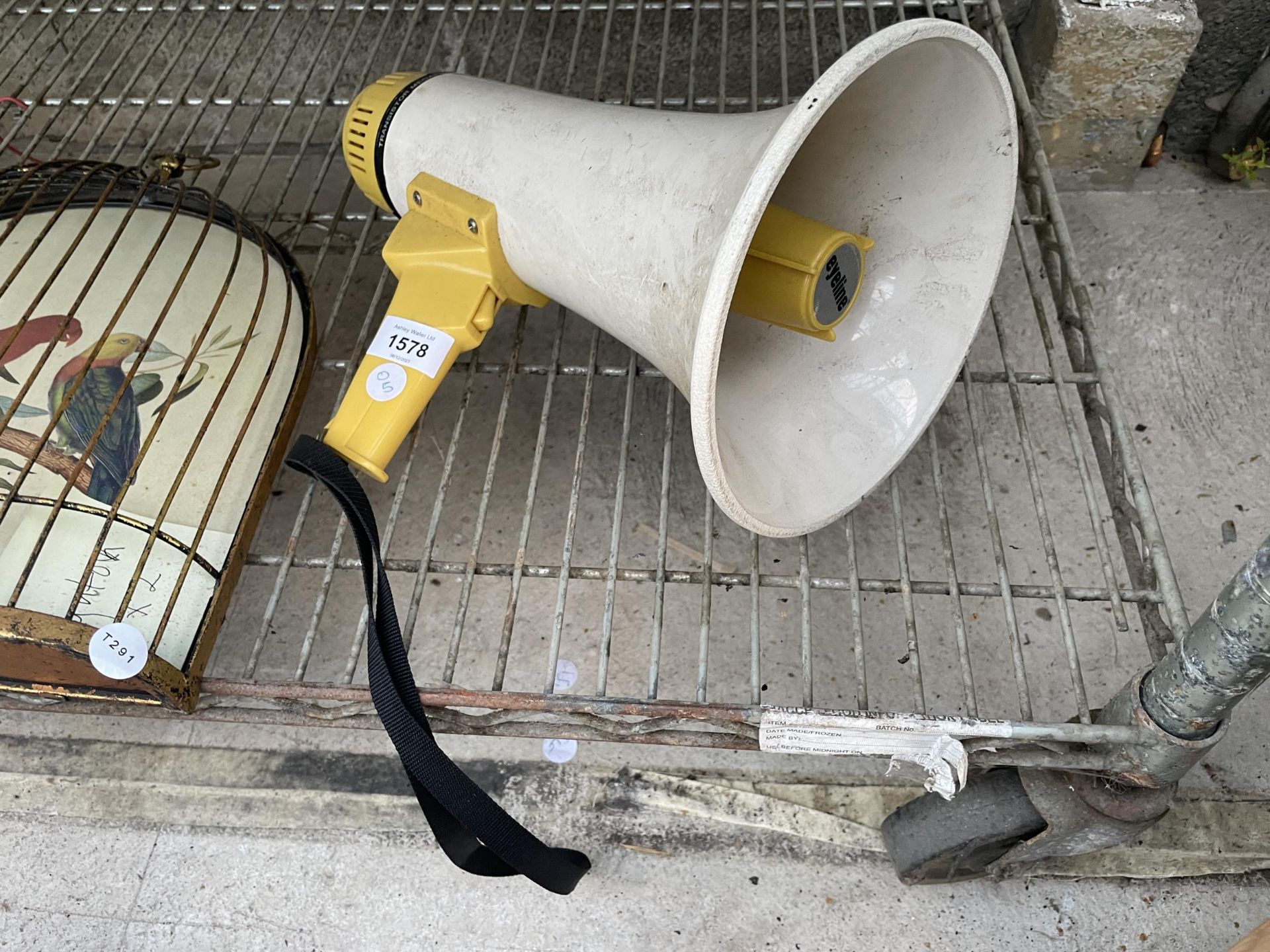 A RETRO EYELINE MEGAPHONE