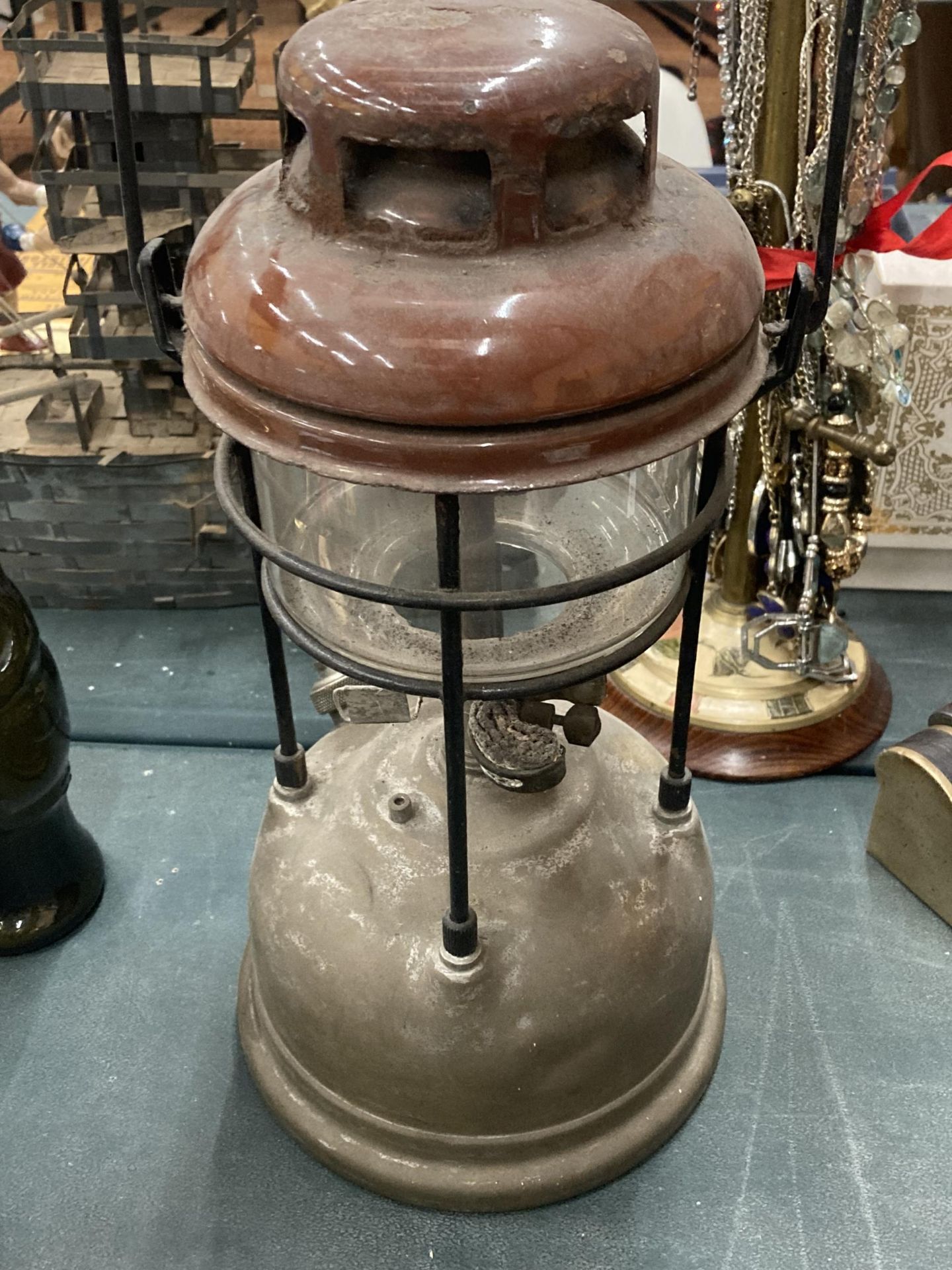 A VINTAGE TILLEY LAMP WITH BROWN ENAMEL TOP - Image 2 of 3