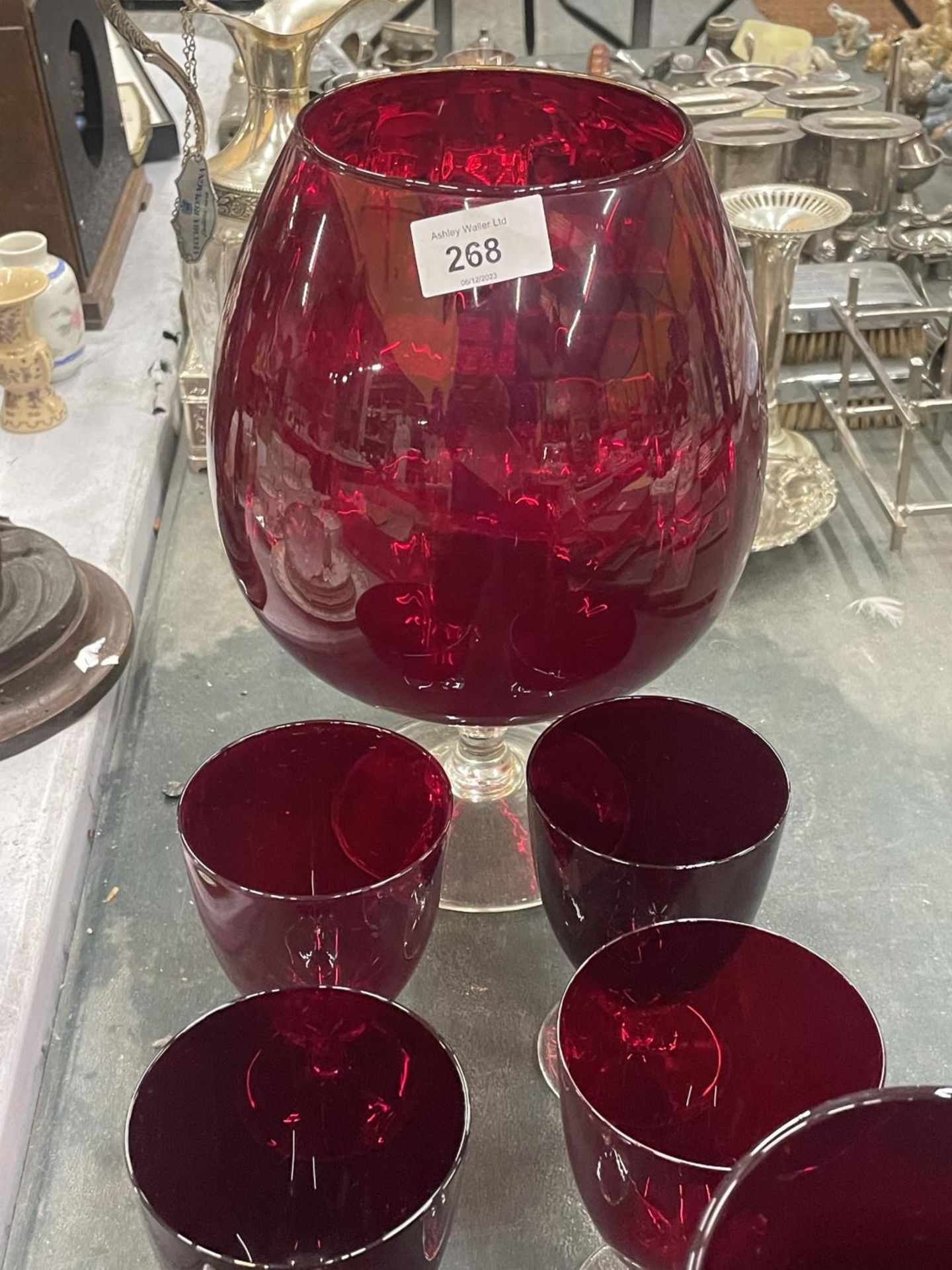 A LARGE COLLECTION OF CRANBERRY GLASSWARE - Bild 2 aus 3