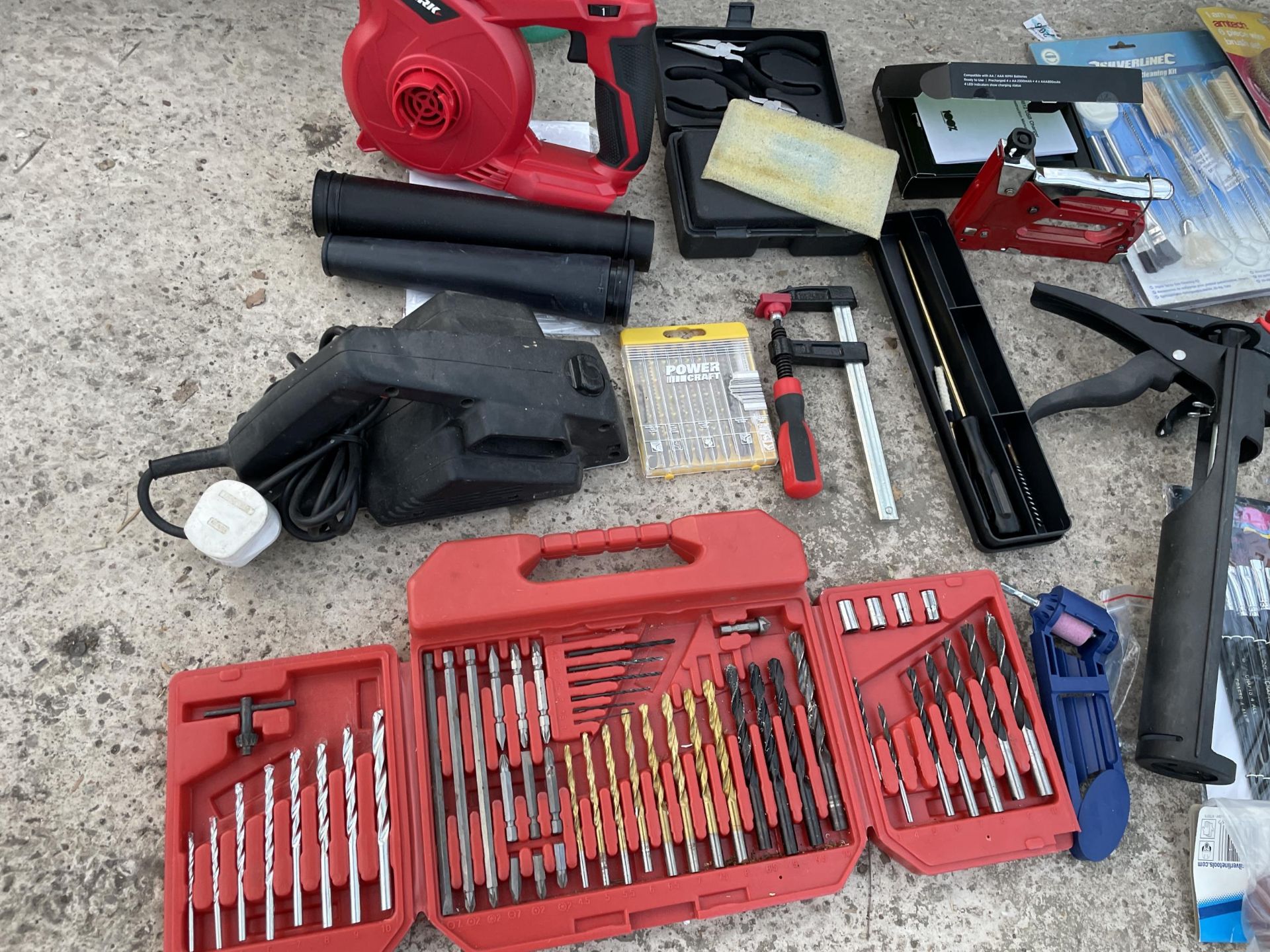 A LKARGE ASSORTMENT OF TOOLS TO INCLUDE DRILL BITS, A WOOD PLANE AND PLIERS ETC - Image 2 of 3