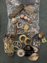 A BAG OF ASSORTED COSTUME JEWELLERY, BROOCHES ETC