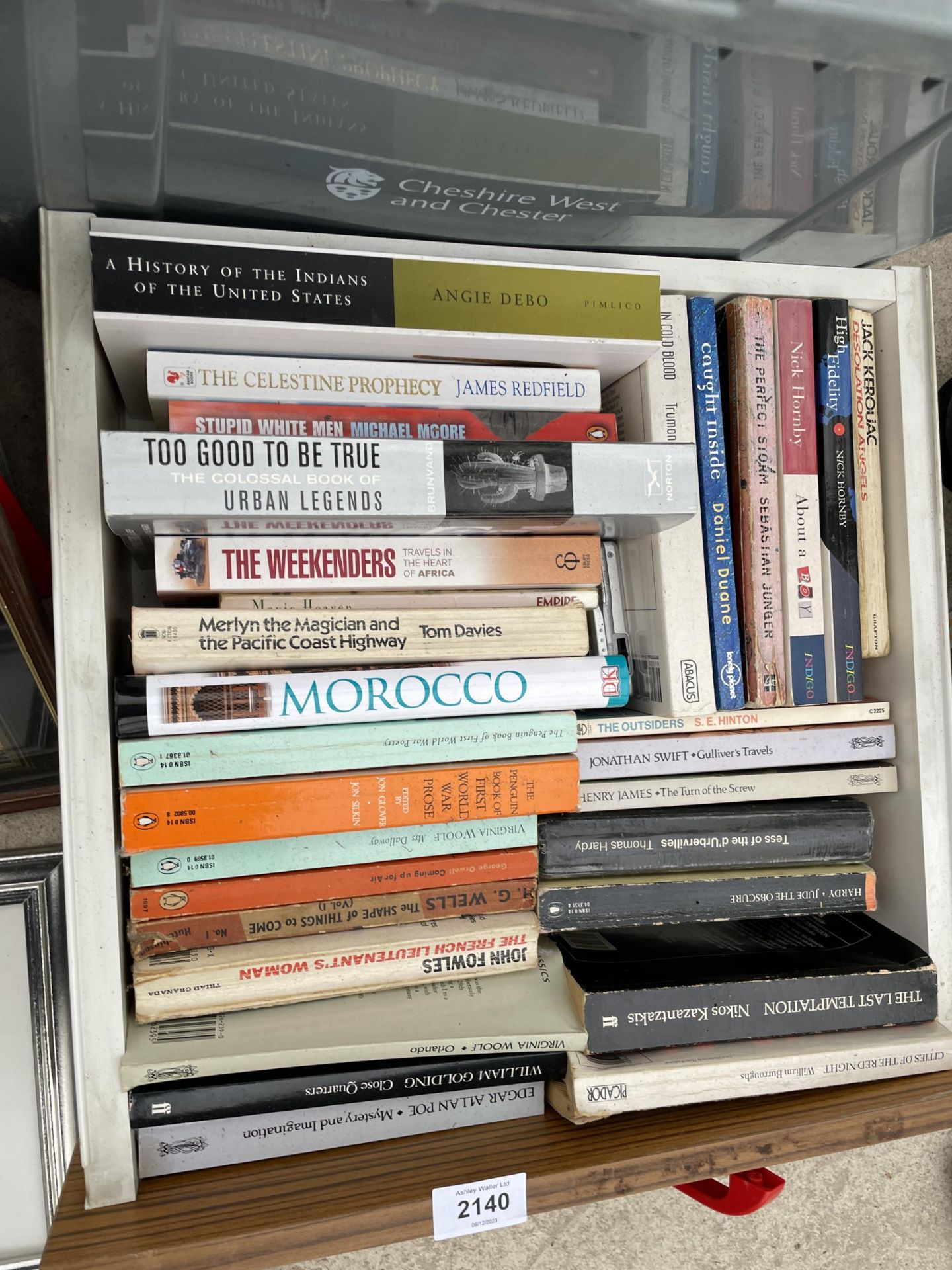 A LARGE ASSORTMENT OF BOOKS - Bild 2 aus 5