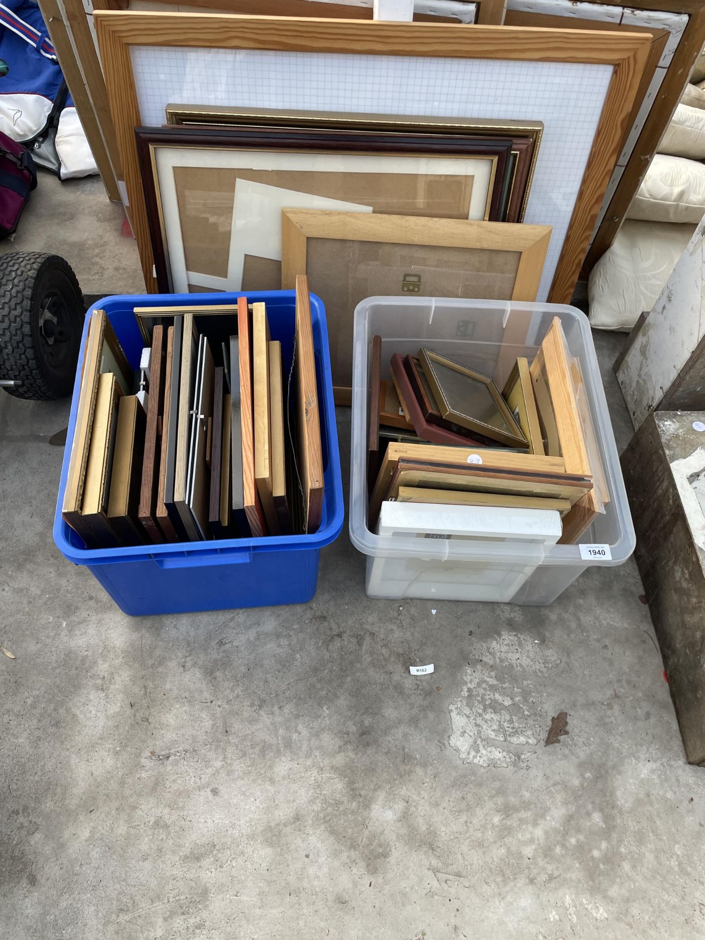 A LARGE QUANTITY OF EMPTY PICTURE FRAMES