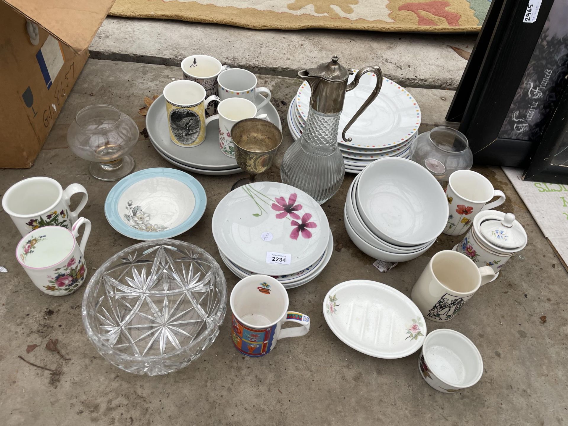 AN ASSORTMENT OF CERAMIC AND GLASS WARE TO INCLUDE CUPS AND A CLARET JUG ETC