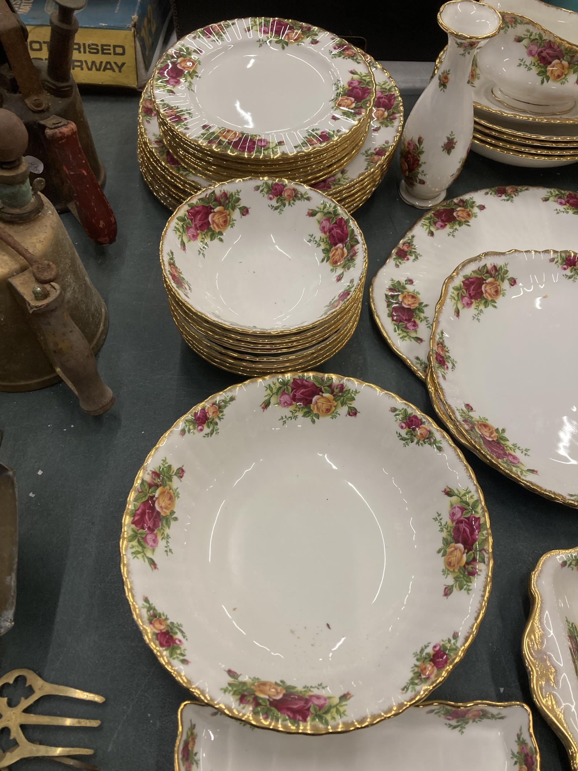 A LARGE FIFTY PLUS PIECE ROYAL ALBERT OLD COUNTRY ROSES DINNER / TEA SERVICE - Image 2 of 5
