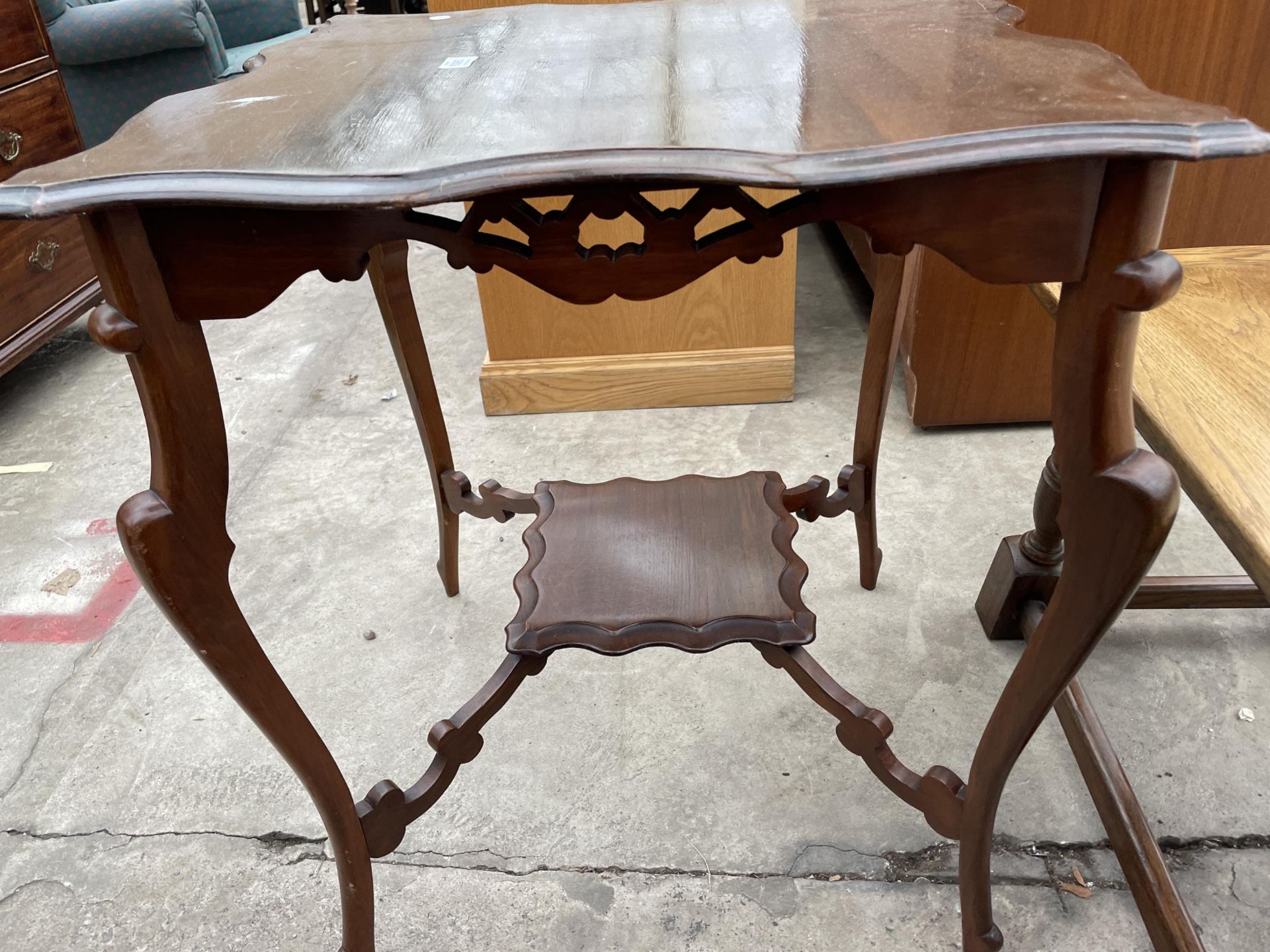 AN EDWARDIAN MAHOGANY TWO TIER CENTRE TABLE, 24" SQUARE - Image 3 of 3