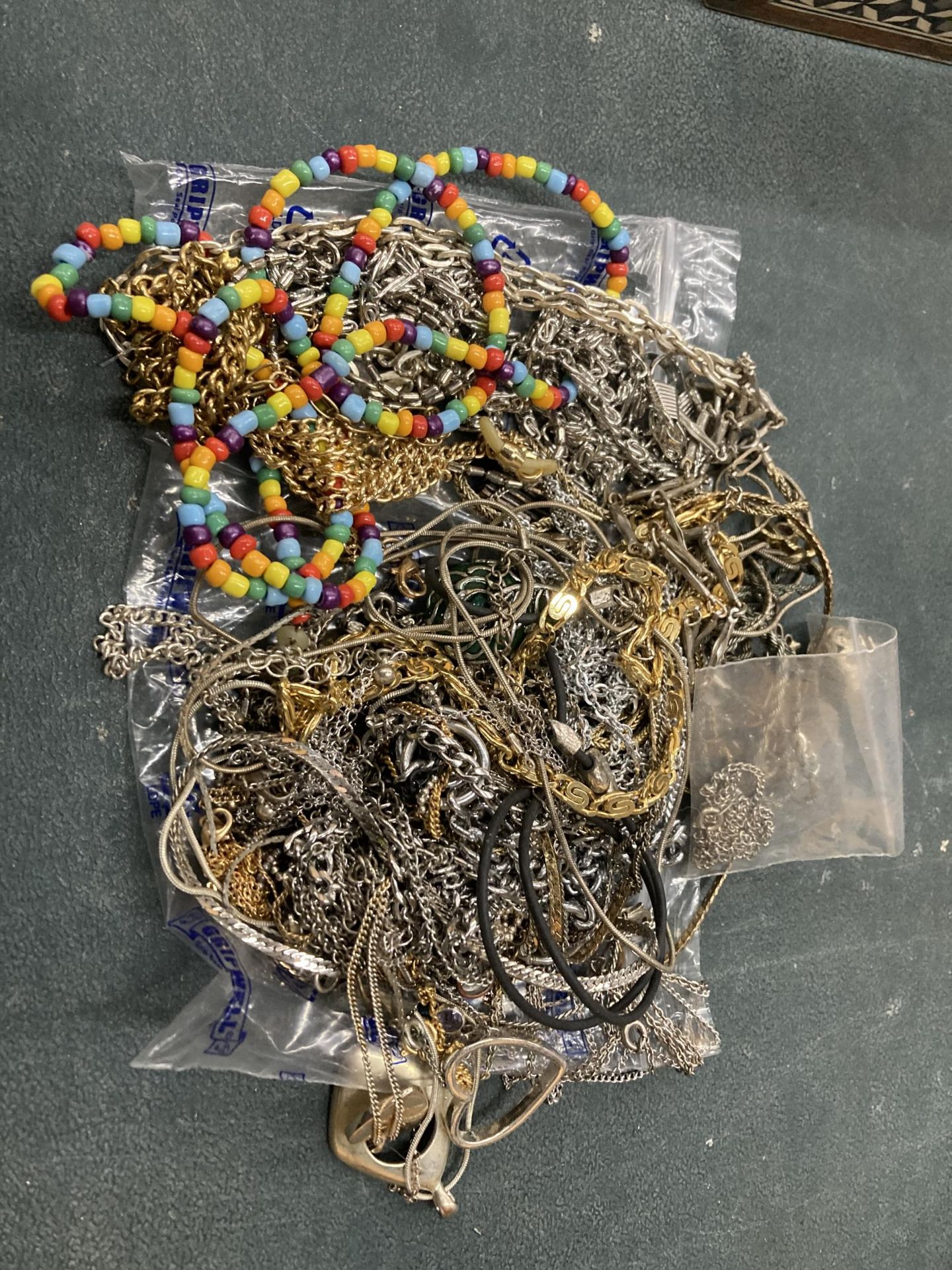 A QUANTITY OF VINTAGE COSTUME JEWELLERY TO INCLUDE NECKLACES, ETC