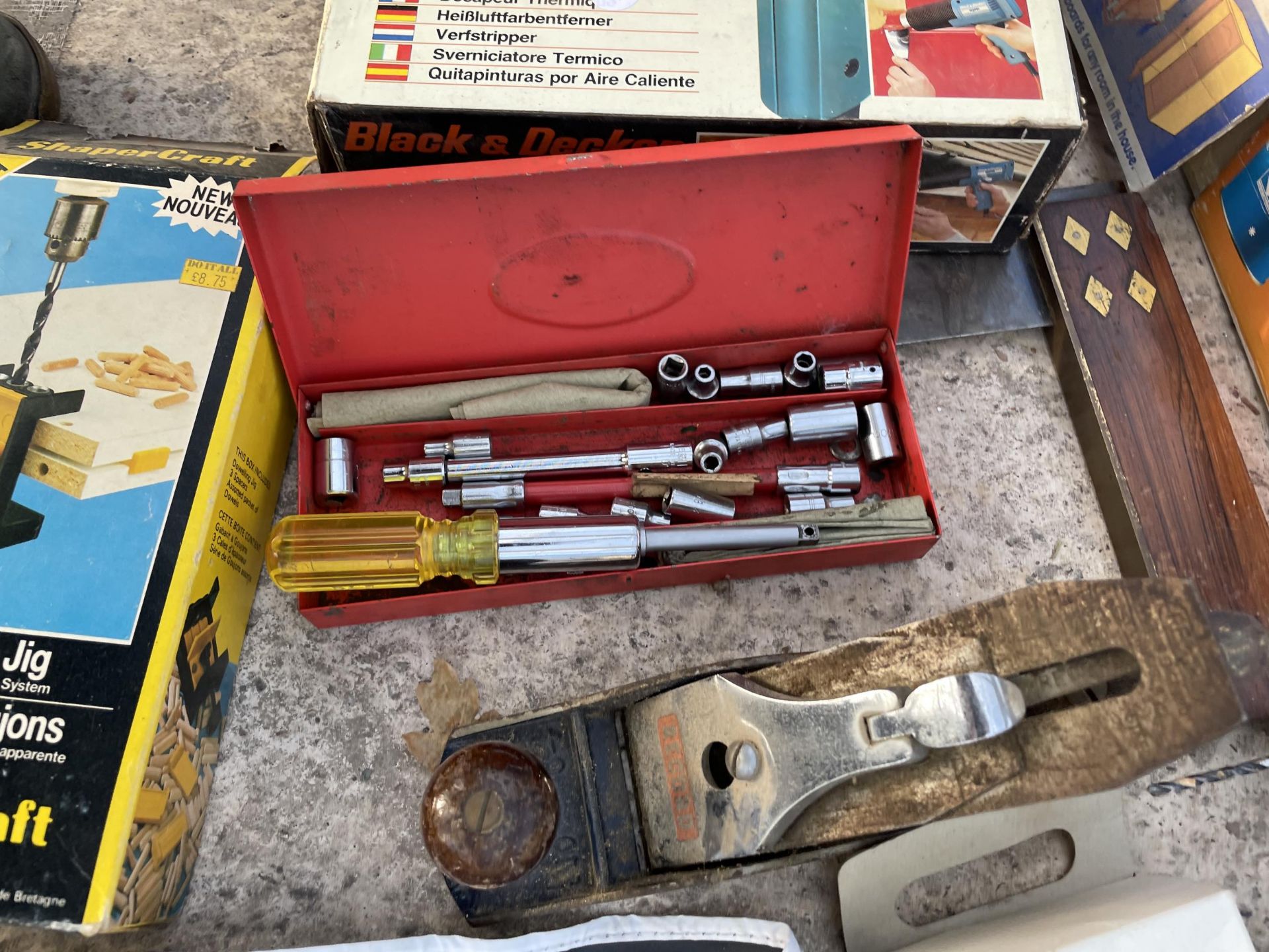 AN ASSORTMENT OF TOOLS TO INCLUDE TWO DRILLS AND HEAT GUNS ETC - Image 6 of 6