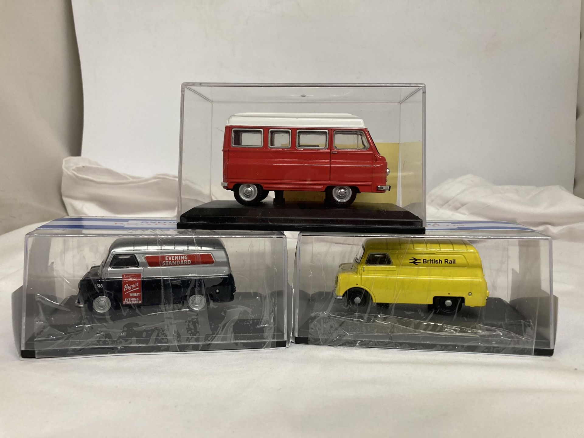 THREE OXFORD DIECAST VANS (MINT) TO INCLUDE A LIMITED EDITION AUSTIN PARALANIAN NO. 1151 OF 2000 - Image 2 of 5
