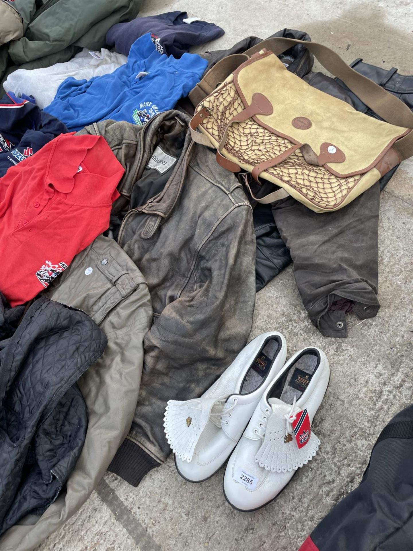 A LARGE ASSORTMENT OF CLOTHING TO INCLUDE SHOES, AND BAGS - Bild 2 aus 7