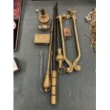 A COLLECTION OF VINTAGE BRASS ITEMS TO INCLUDE POKERS, MATCHBOX HOLDERS, ETC