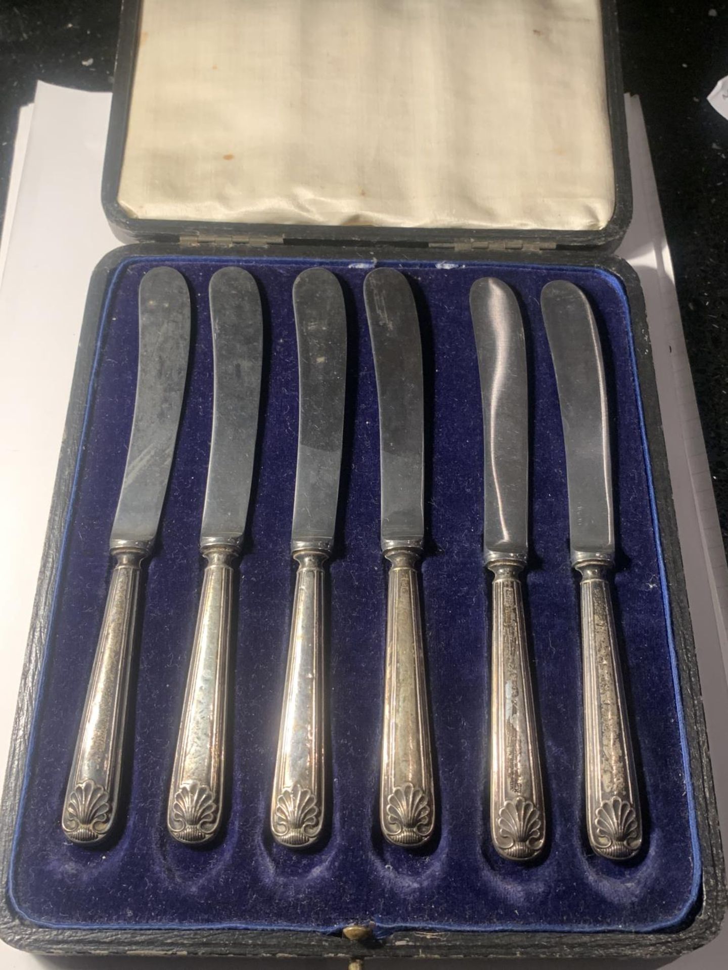 A BOXED SET OF HARRISON FISHER AND CO HALLMARKED SHEFFIELD HANDLE BUTTER KNIVES